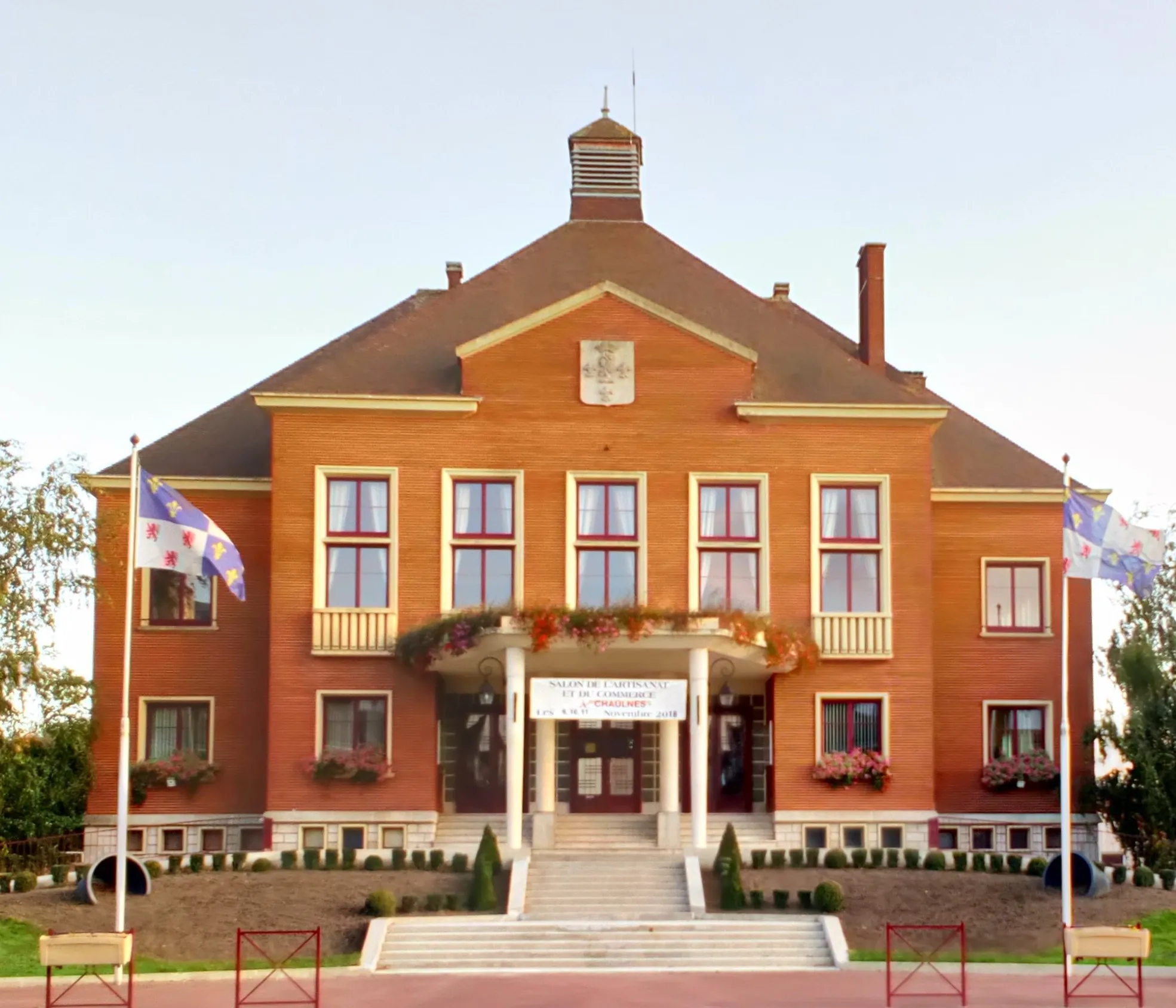 Photo showing: Mairie de Rosières-en-Santerre, façade principale