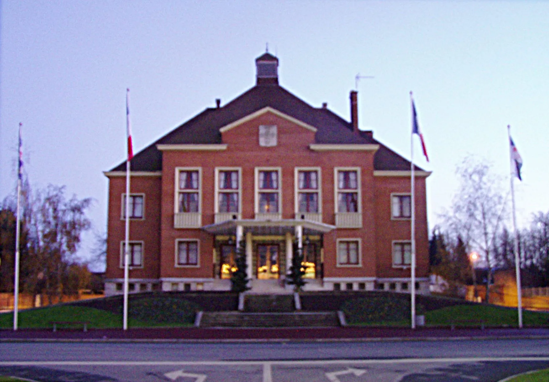 Photo showing: Rosieres-en-Santerre townhall, France.