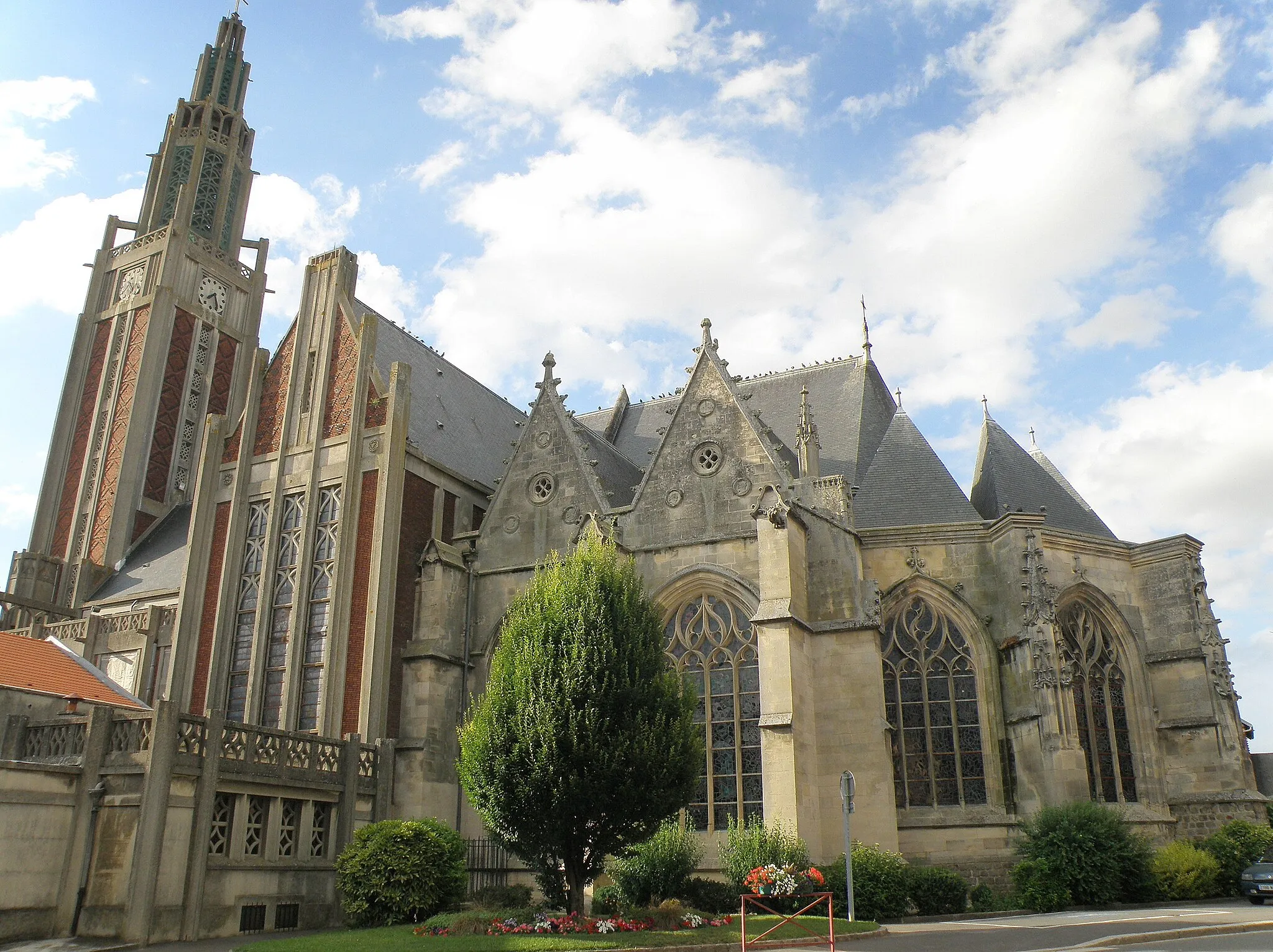 Photo showing: Roye, comm. de la Somme, France (région Picardie). Eglise Saint-Pierre, reconstruite en béton, à l'exception du choeur, après sa destruction lors de la Première Guerre mondiale.