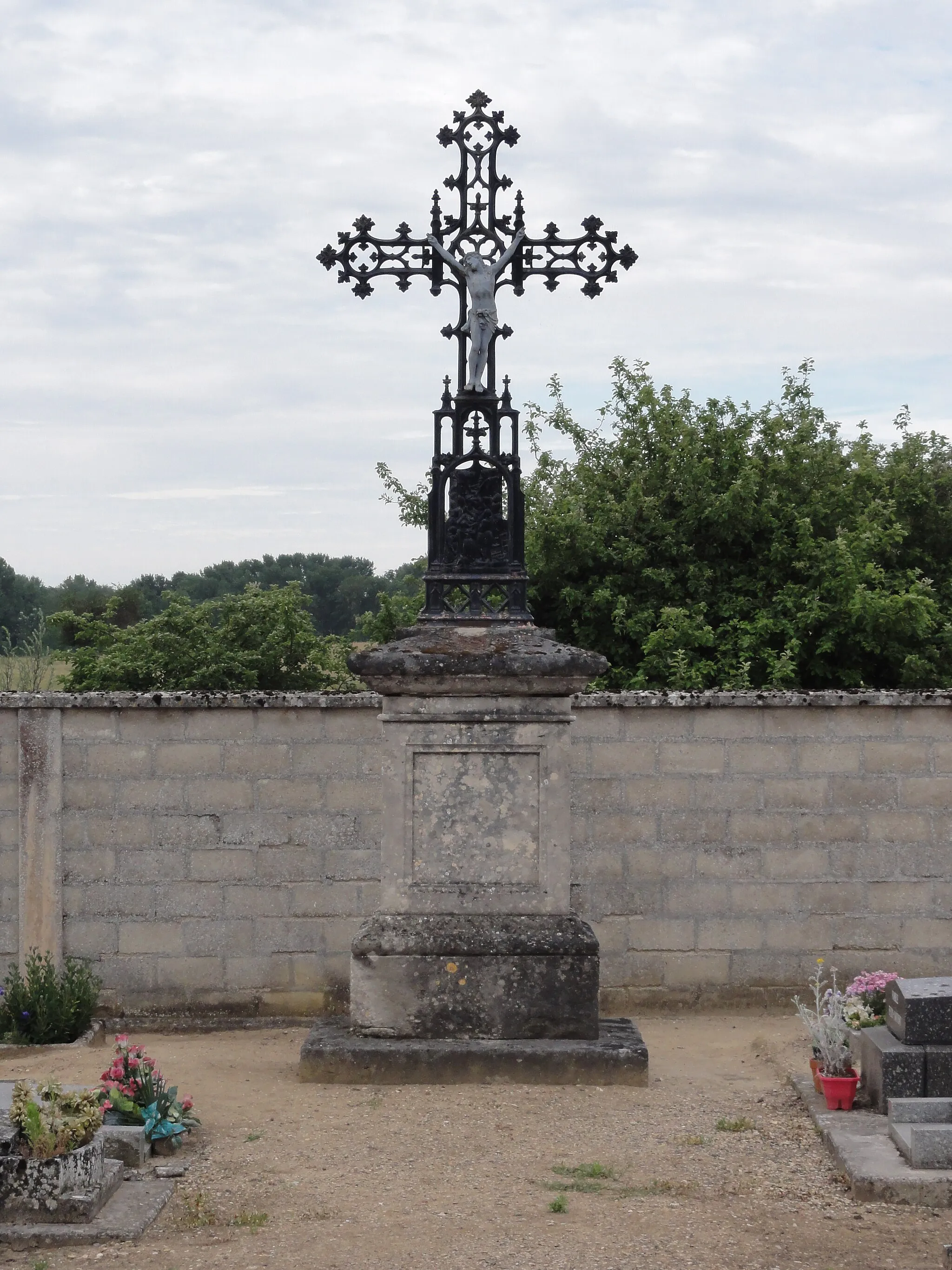 Photo showing: Saint-Erme-Outre-et-Ramecourt (Aisne) croix de (l'ancien) cimetière à Outre