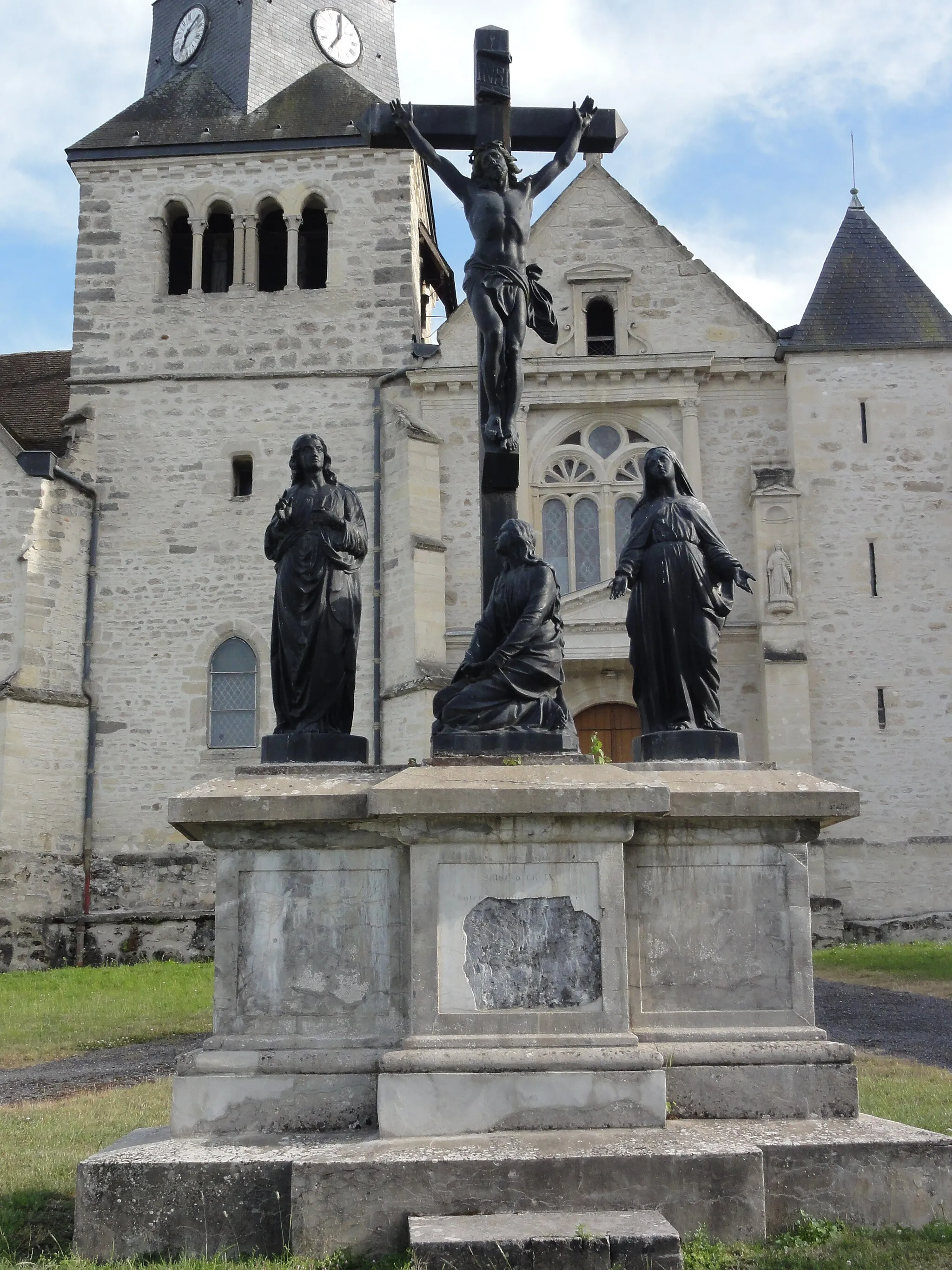 Photo showing: Saint-Erme-Outre-et-Ramecourt (Aisne) église de Saint-Erme (05) calvaire dans l'enceinte (ancien cimetière)