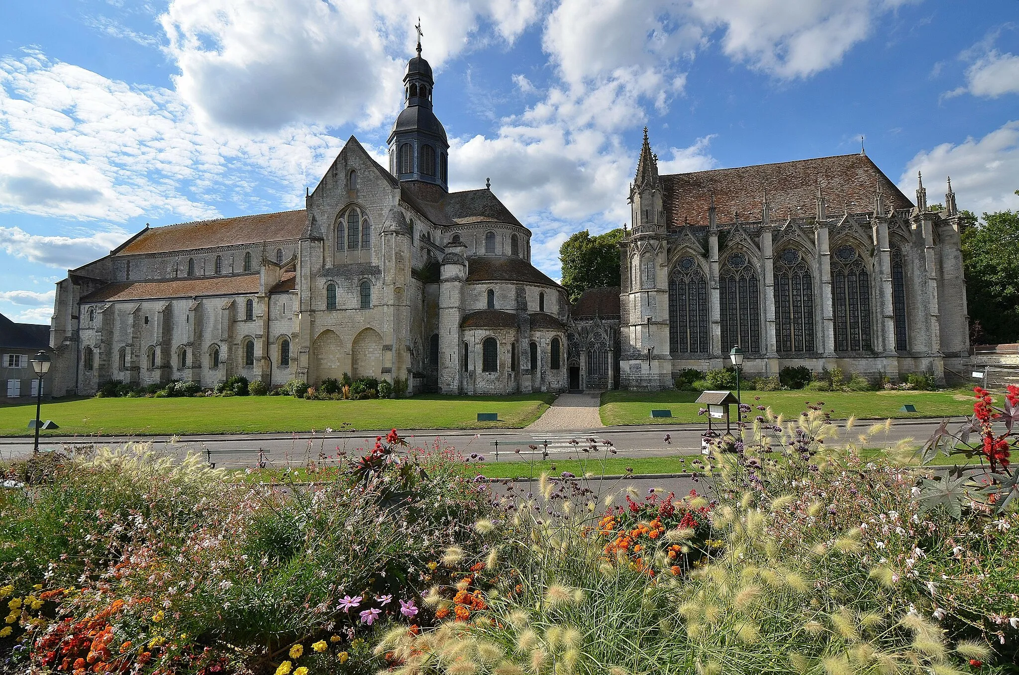 Photo showing: Abbaye Saint-Germer-de-Fly (Oise).
A gauche l'abbatiale construite entre 1135 et 1206 (style roman) , et à droite la Sainte-Chapelle construite dans les années 1260 (style gothique).

fr.wikipedia.org/wiki/Abbaye_Saint-Germer-de-Fly.