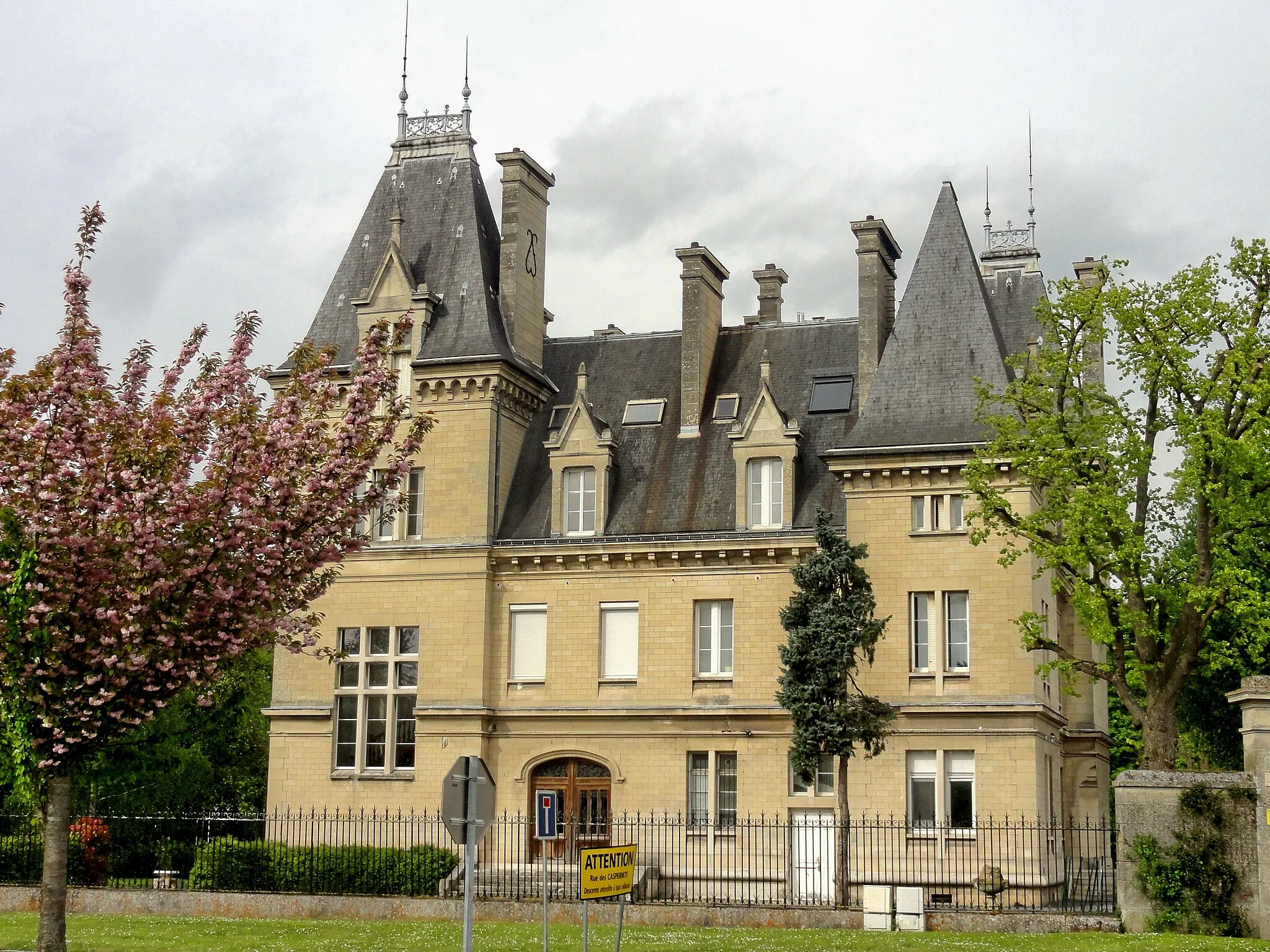 Photo showing: Le château Civet, près de l'église (à ne pas confondre avec le château de Laversine).