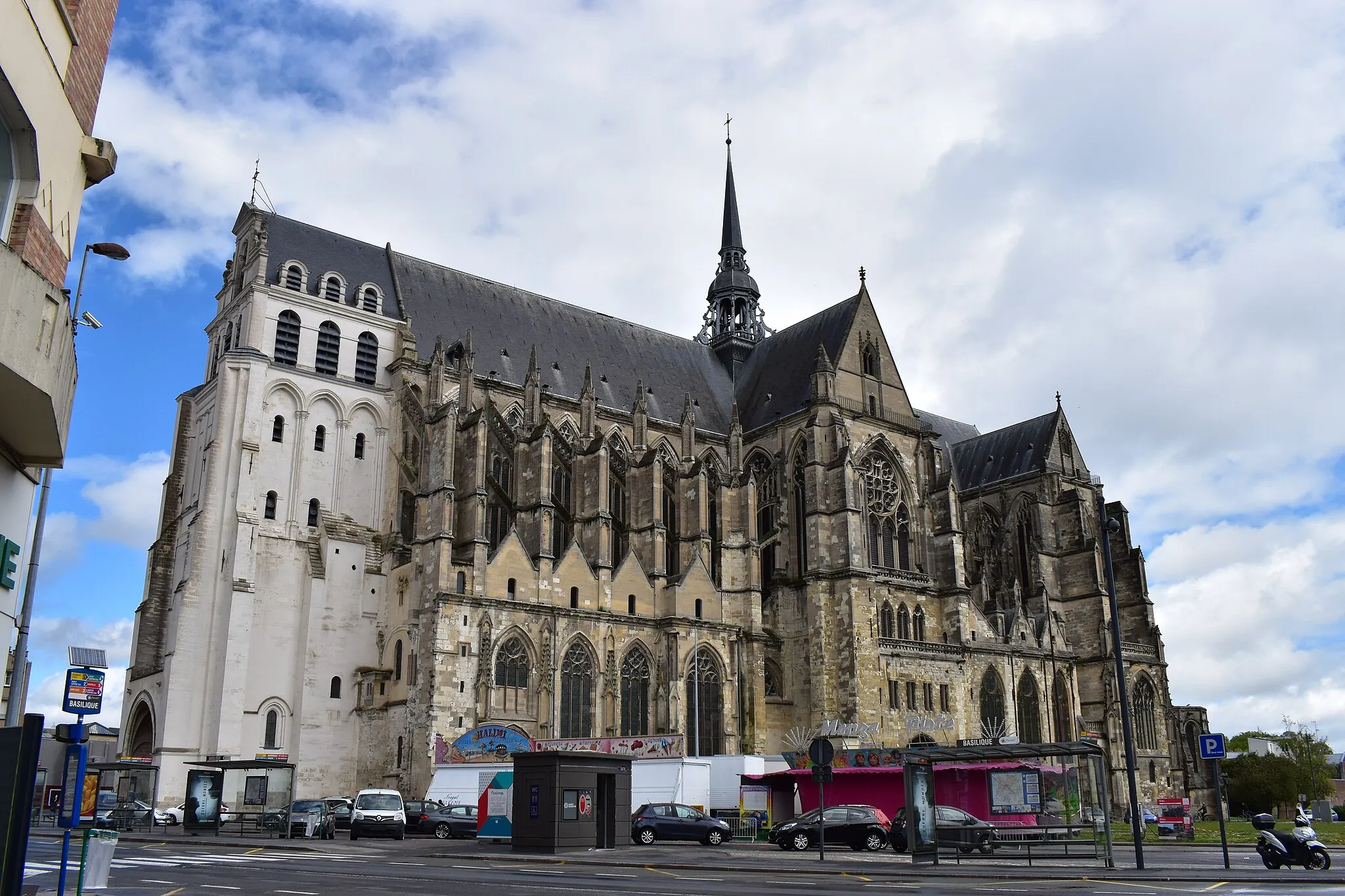Photo showing: Basilique de Saint-Quentin dans l'Aisne, vue depuis le sud-ouest.