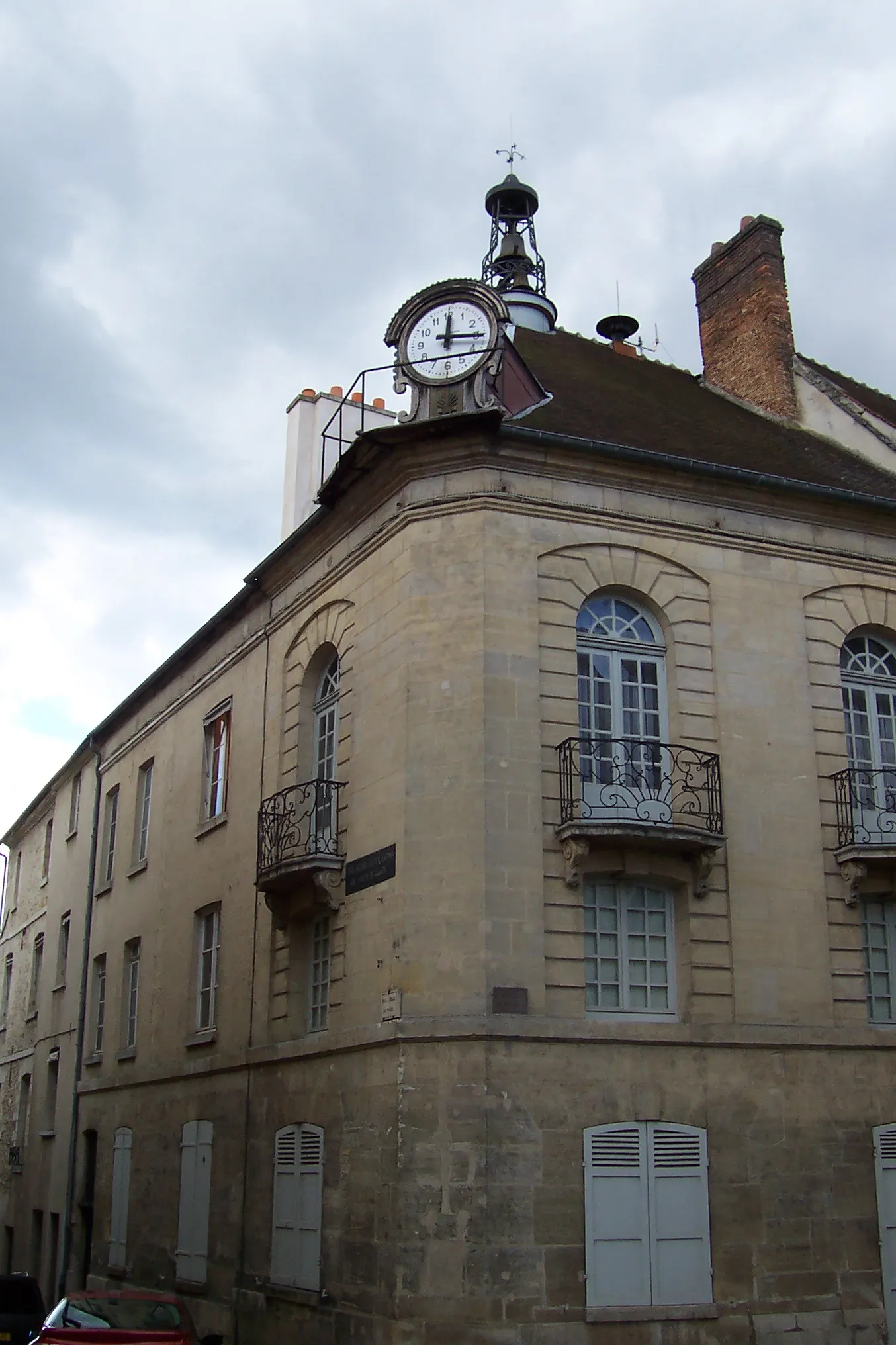 Photo showing: Horloge de l'hôtel de ville à l'angle entre la rue Vieille de Paris et la place Henry IV à Senlis (Oise).