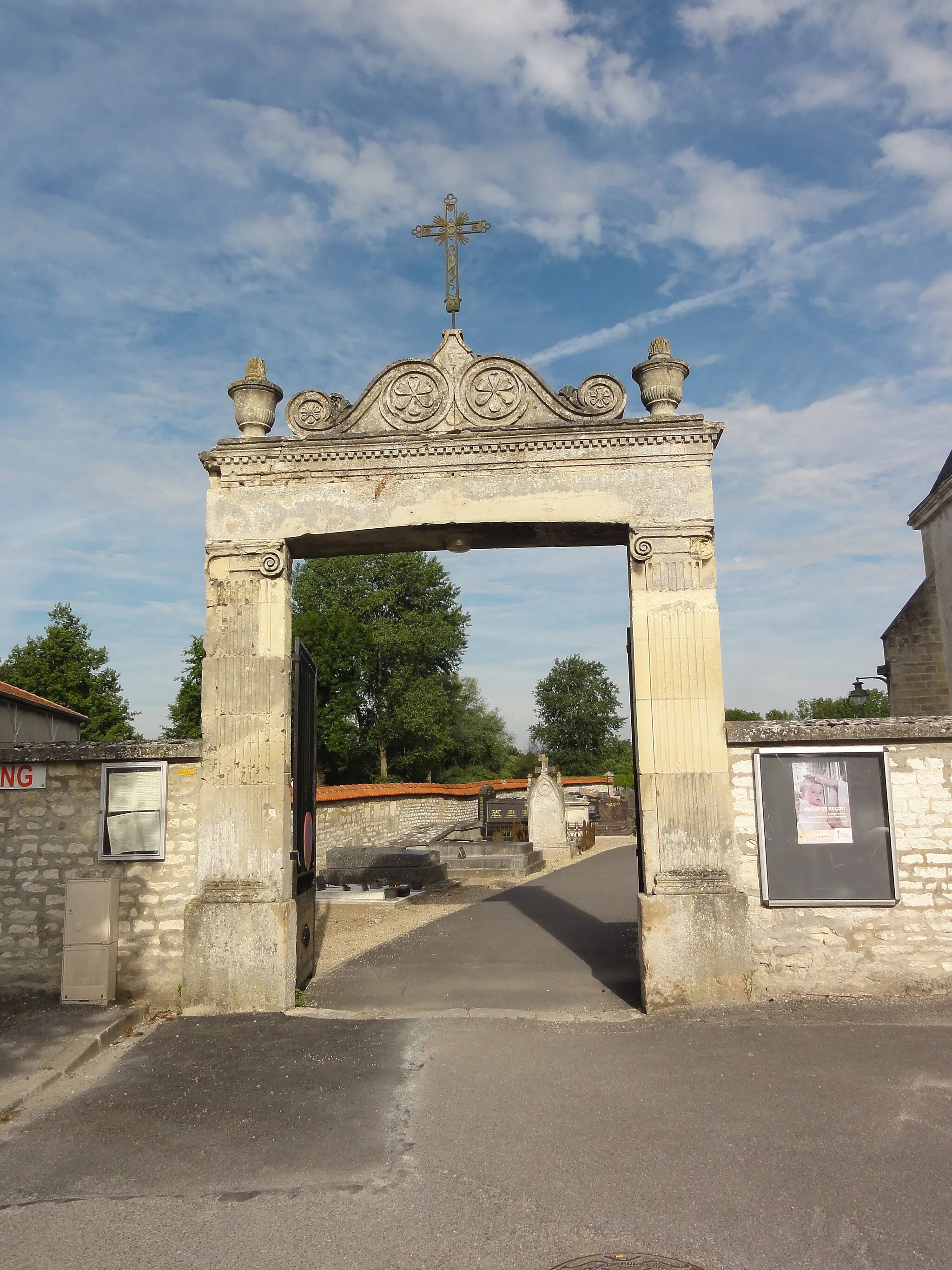 Photo showing: Sissonne (Aisne) cimetière, portail