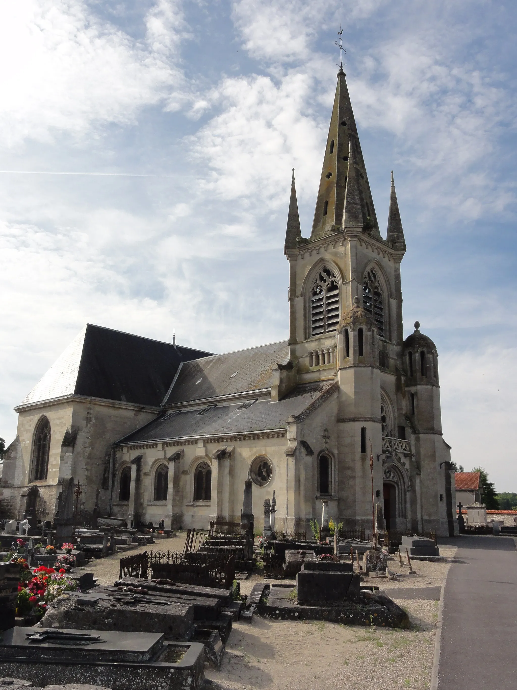 Photo showing: Sissonne (Aisne) Église Saint-Martin et cimetière