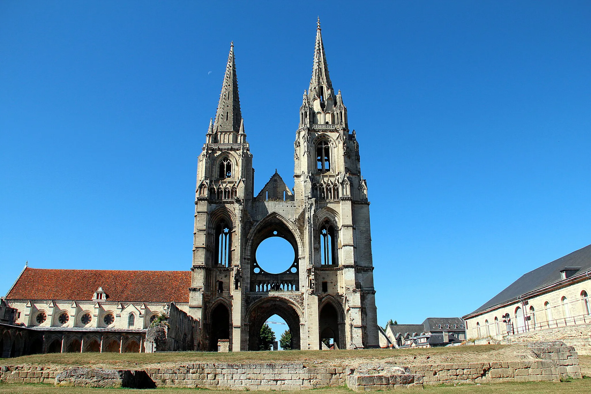 Photo showing: Tours de l'église et réfectoire de l'Abbaye Saint-Jean-des-Vignes de Soissons (Aisne, France).