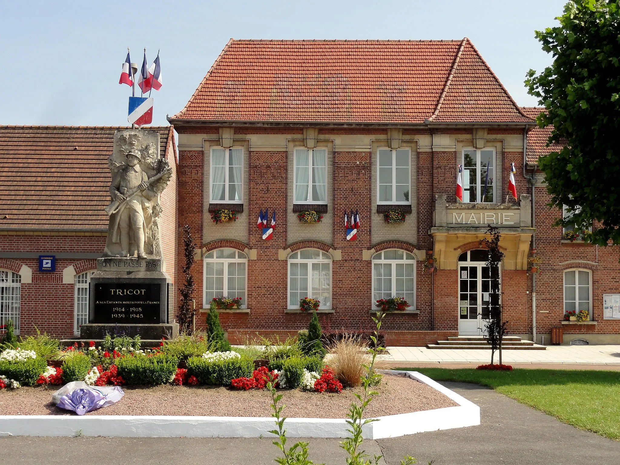 Photo showing: La mairie et le monument aux morts.