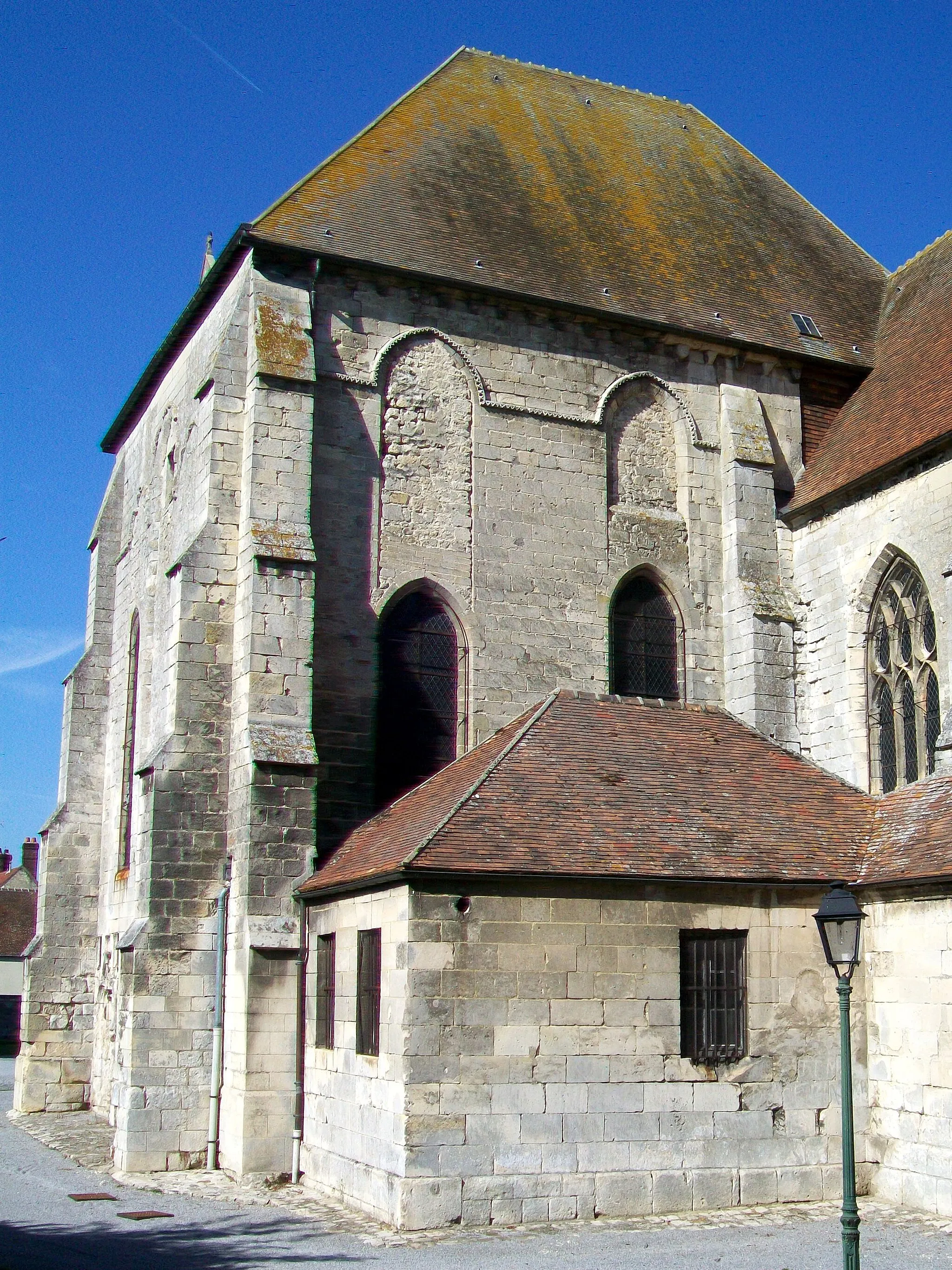 Photo showing: Le transept sud de l'église Saint-Pierre-et-Saint-Paul, qui est la partie la plus ancienne de l'église : il s'agit de l'ancienne chapelle du palais royal dit de Charlemagne.