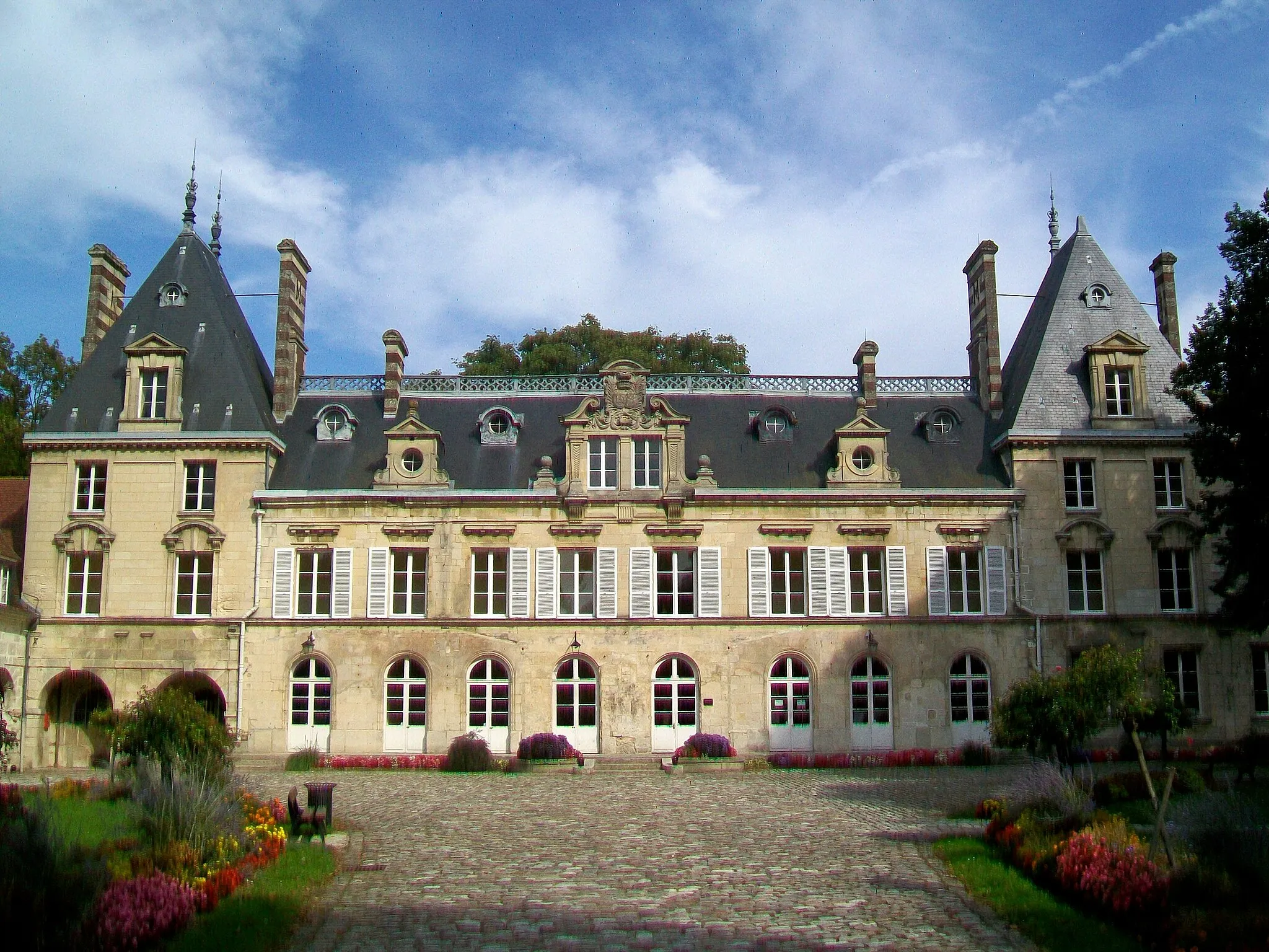Photo showing: Le château d'Aramont du XVIIe siècle, propriété de la commune ; façade occidentale.