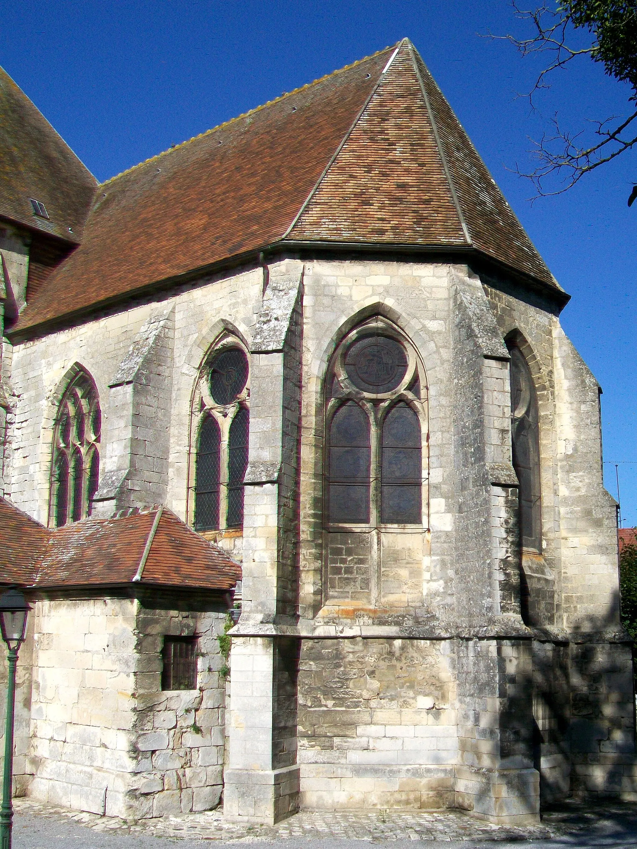 Photo showing: Le chœur du XIIe siècle de l'église Saint-Pierre-et-Saint-Paul, de deux travées et au chevet pentagonal.