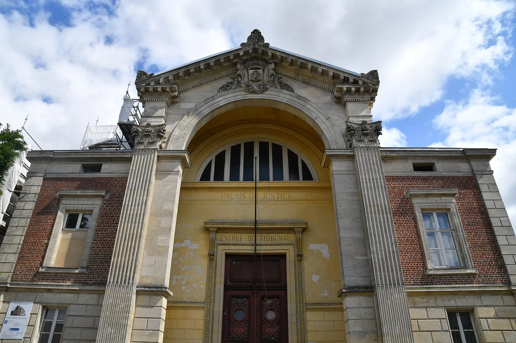 Photo showing: Facade de l'ancien tribunal de Vervins. En cours de restauration.