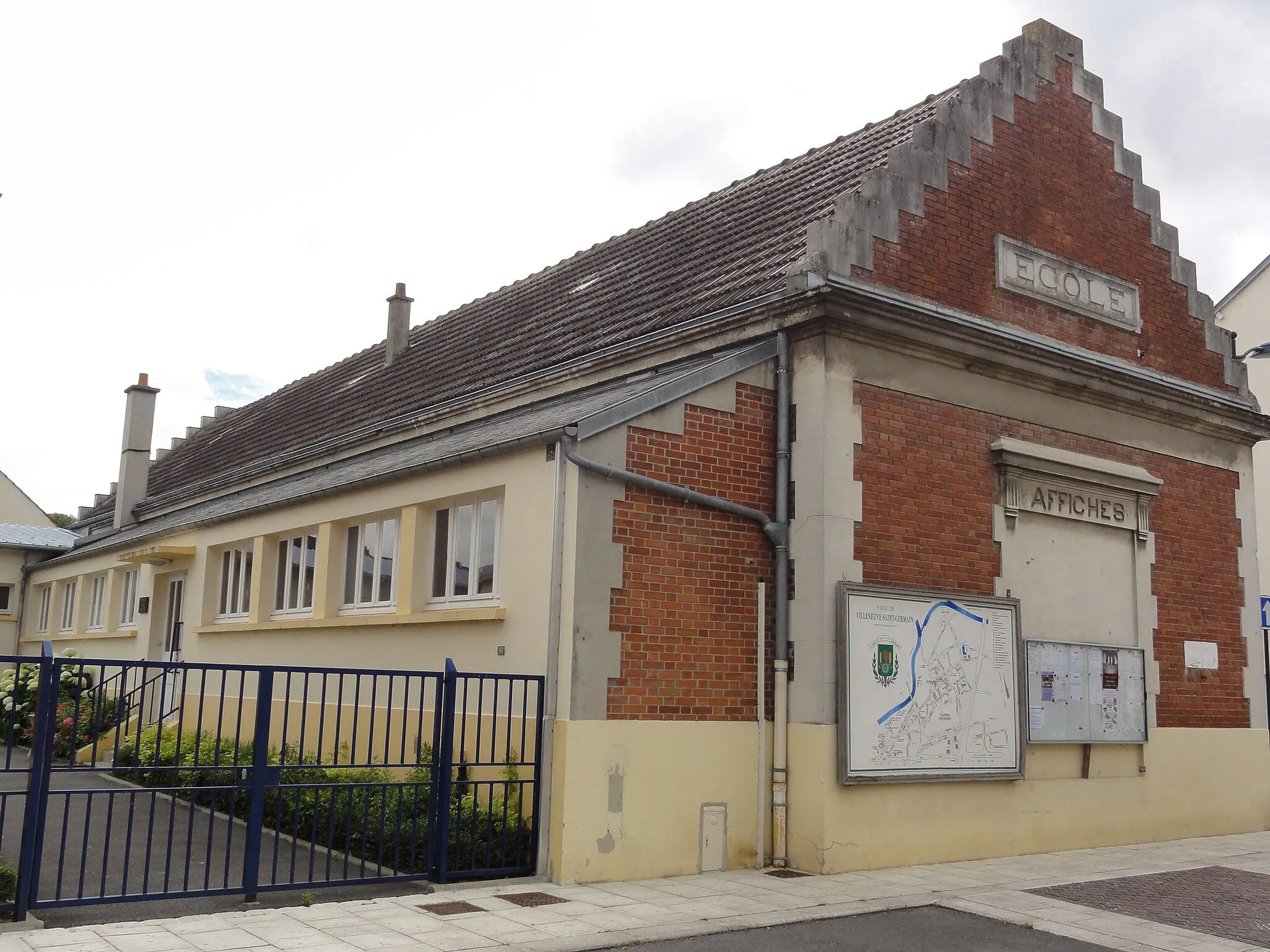 Photo showing: Villeneuve-Saint-Germain (Aisne) école voisinant la mairie