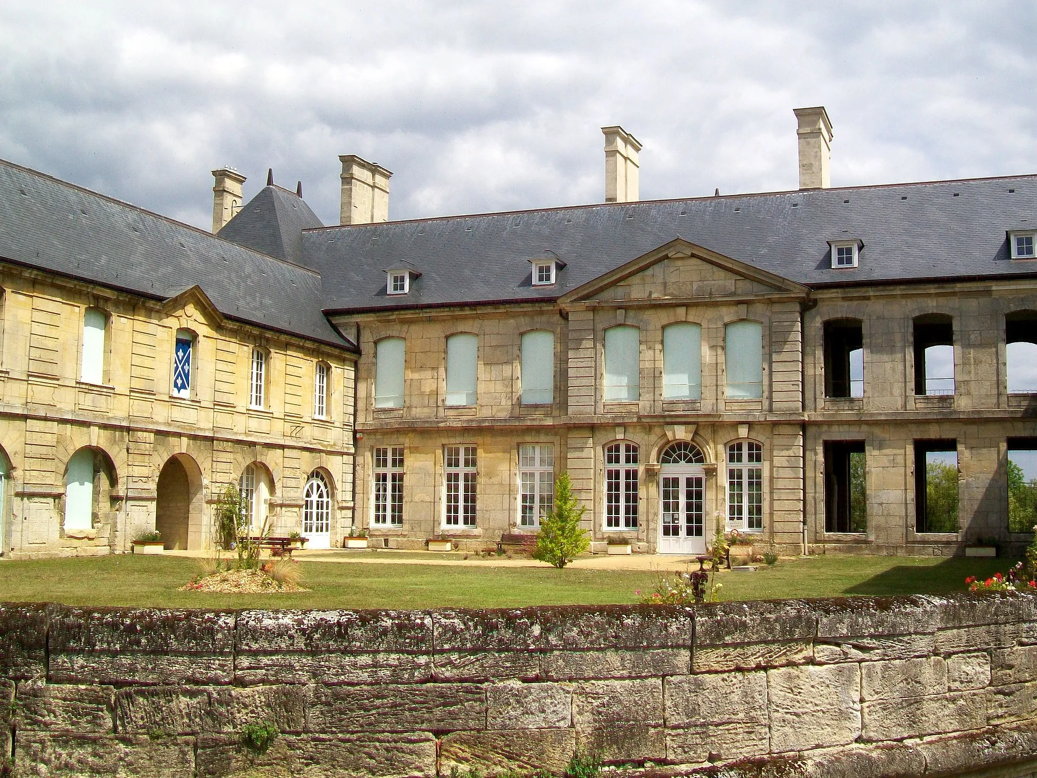 Photo showing: Vue rapprochée de l'aile centrale du château, avec la mairie (à gauche).