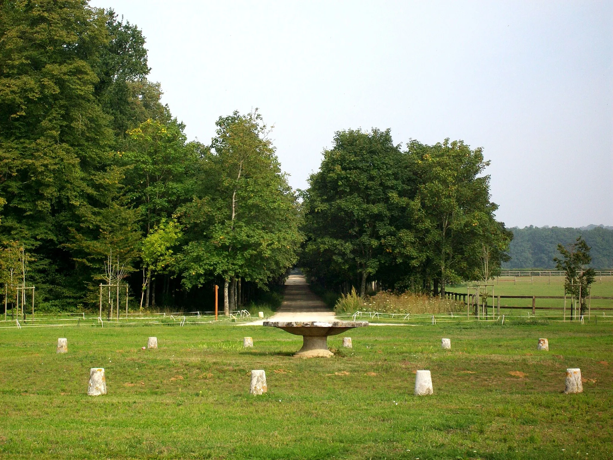 Photo showing: Le carrefour de la table d'Apremont, entre forêts et pâturages. C'est un deuxième carrefour des environs de Chantilly à présenter une table en pierre, avec le carrefour de la table de Montgrésin à Orry-la-Ville.