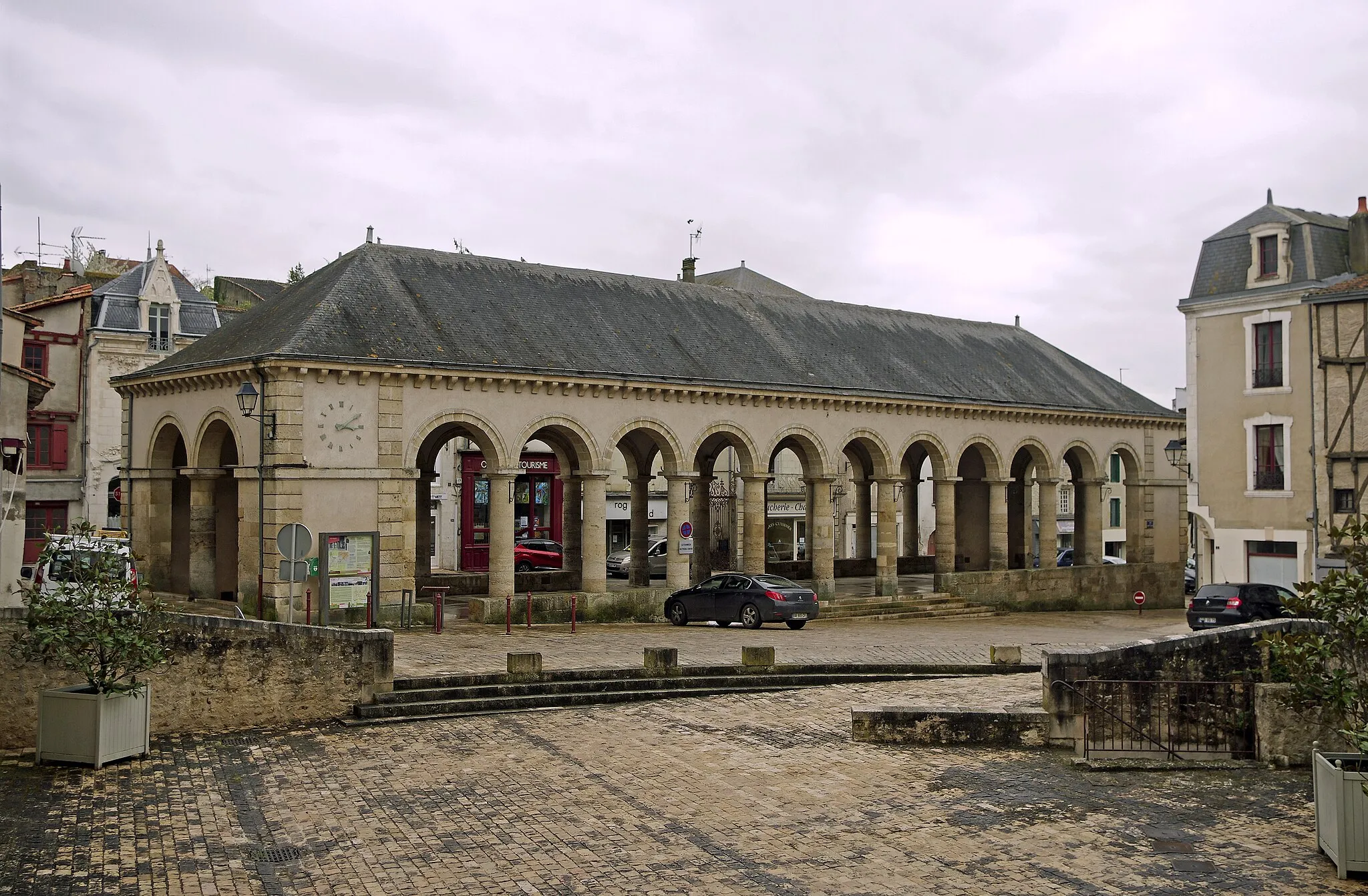 Photo showing: Airvault (Deux-Sèvres)
Les Halles.
Les halles actuelles datent de 1846. Elles ont été édifiées sur l'emplacement d'anciennes halles du Moyen-Âge, dans le style néo-classique. Les travaux ont été conduits par l'architecte Théophile Segrétain.

L'origine des marchés hebdomadaires remonte au XIVe siècle.