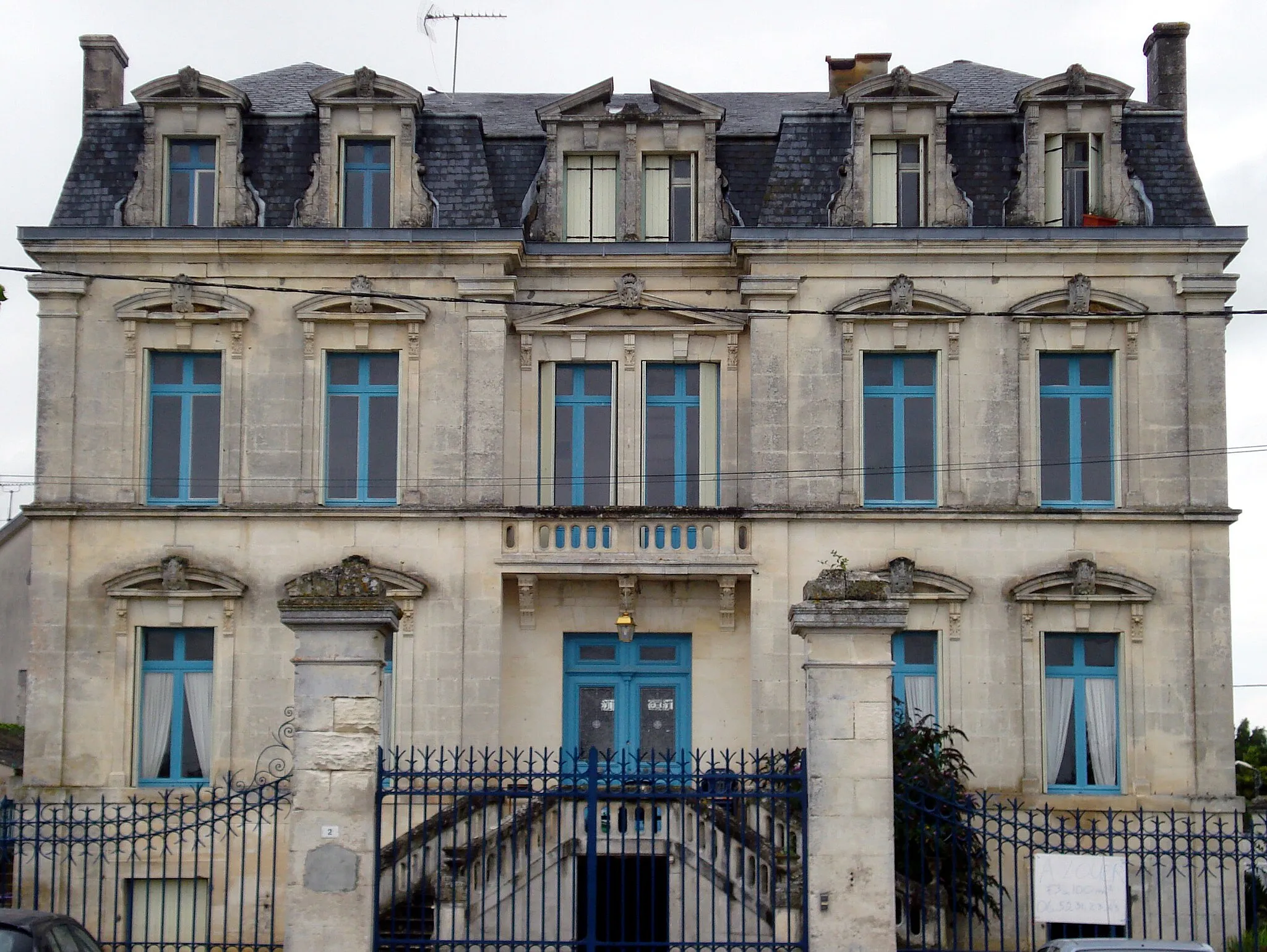 Photo showing: Un hôtel particulier devenu l'école des filles d'Aulnay de Saintonge durant le XXe siècle.
