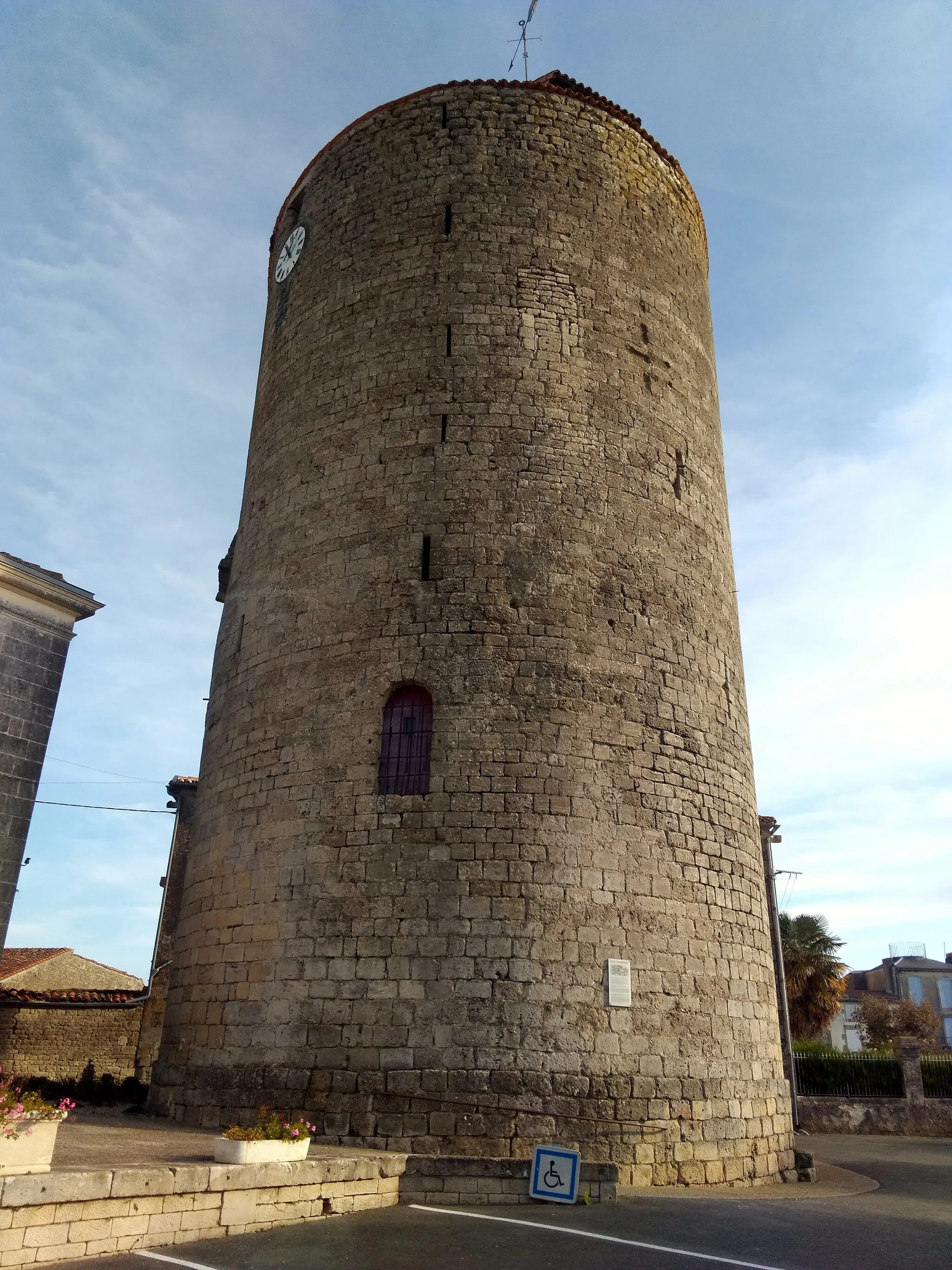 Photo showing: La tour du chateau d'Aulnay