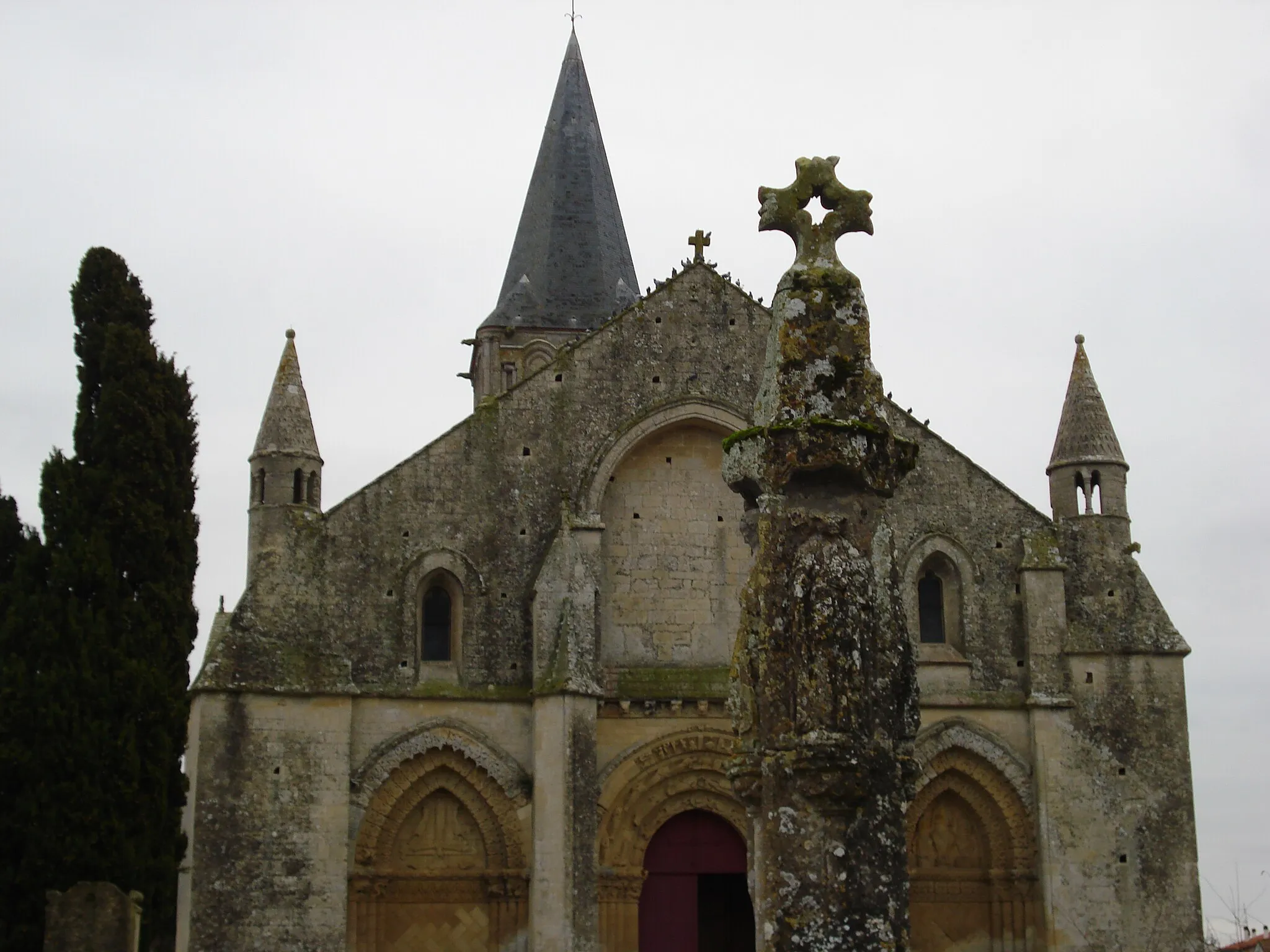 Photo showing: L'église et la croix