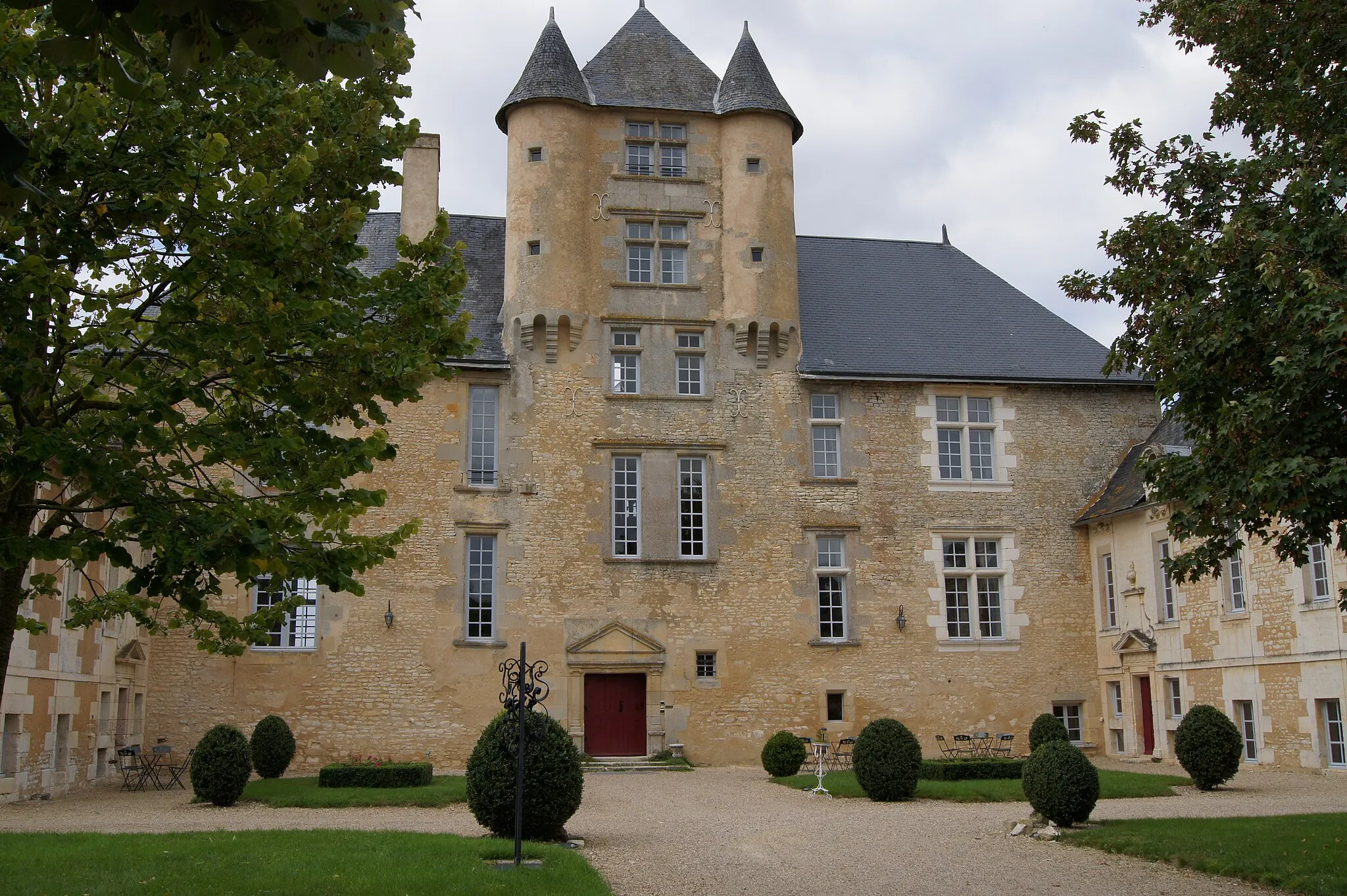 Photo showing: Façade du château d'Avanton