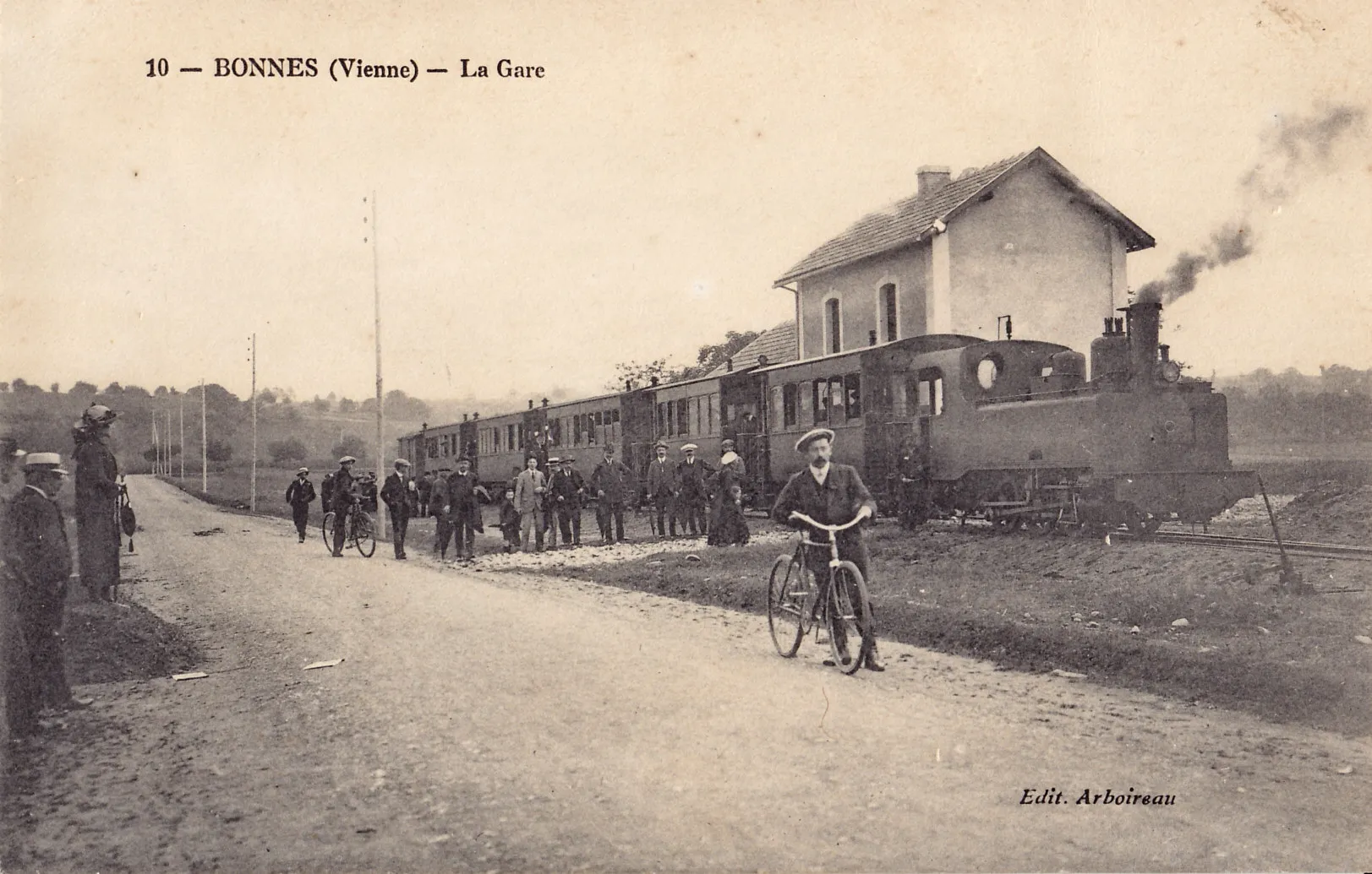 Photo showing: Carte postale ancienne éditée par Arboireau, n°10 : BONNES - La gare