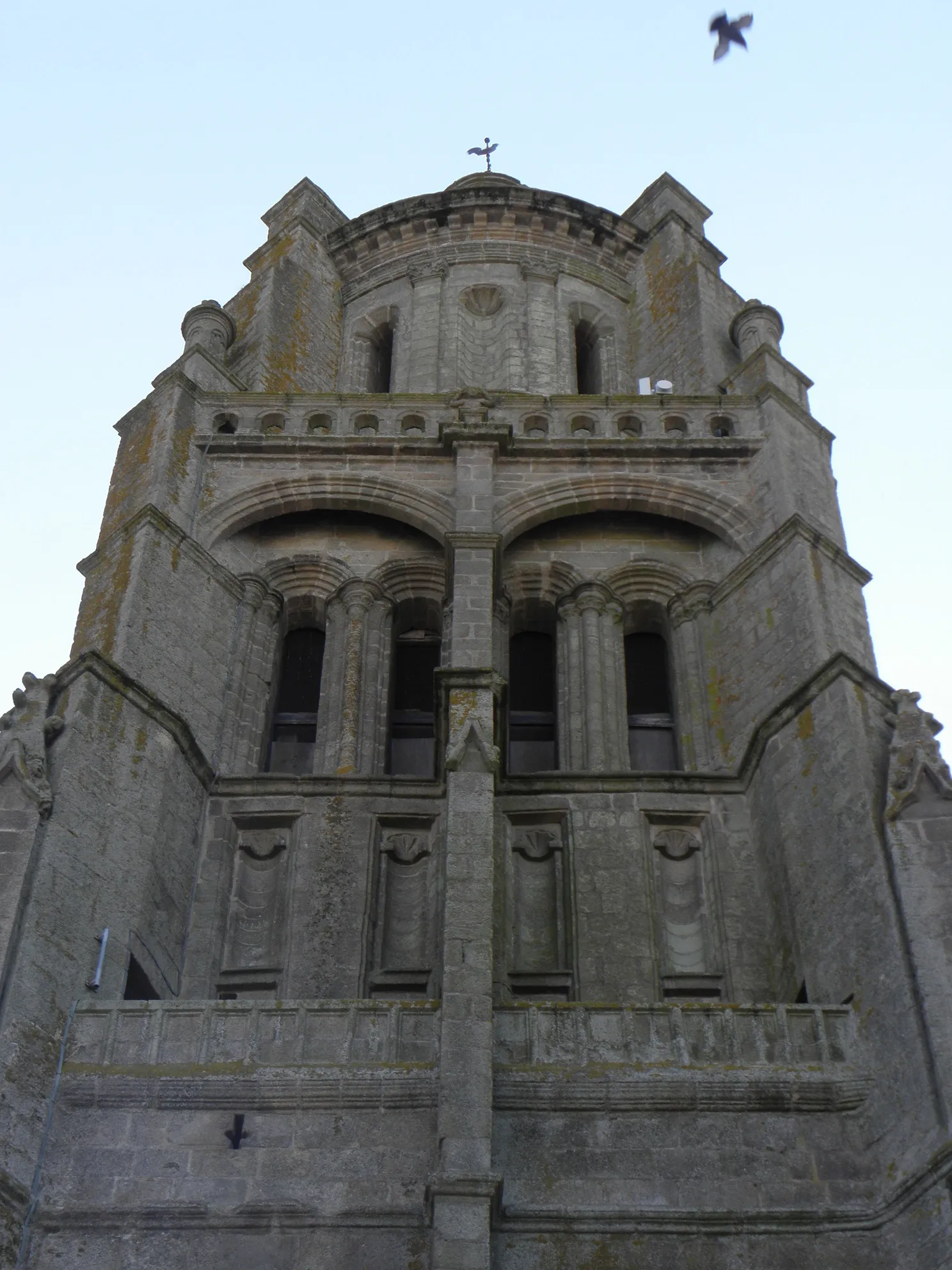 Photo showing: Extérieur de l'église Notre-Dame de Bressuire (79). Tour-clocher. Derniers étage et dôme. Face est.