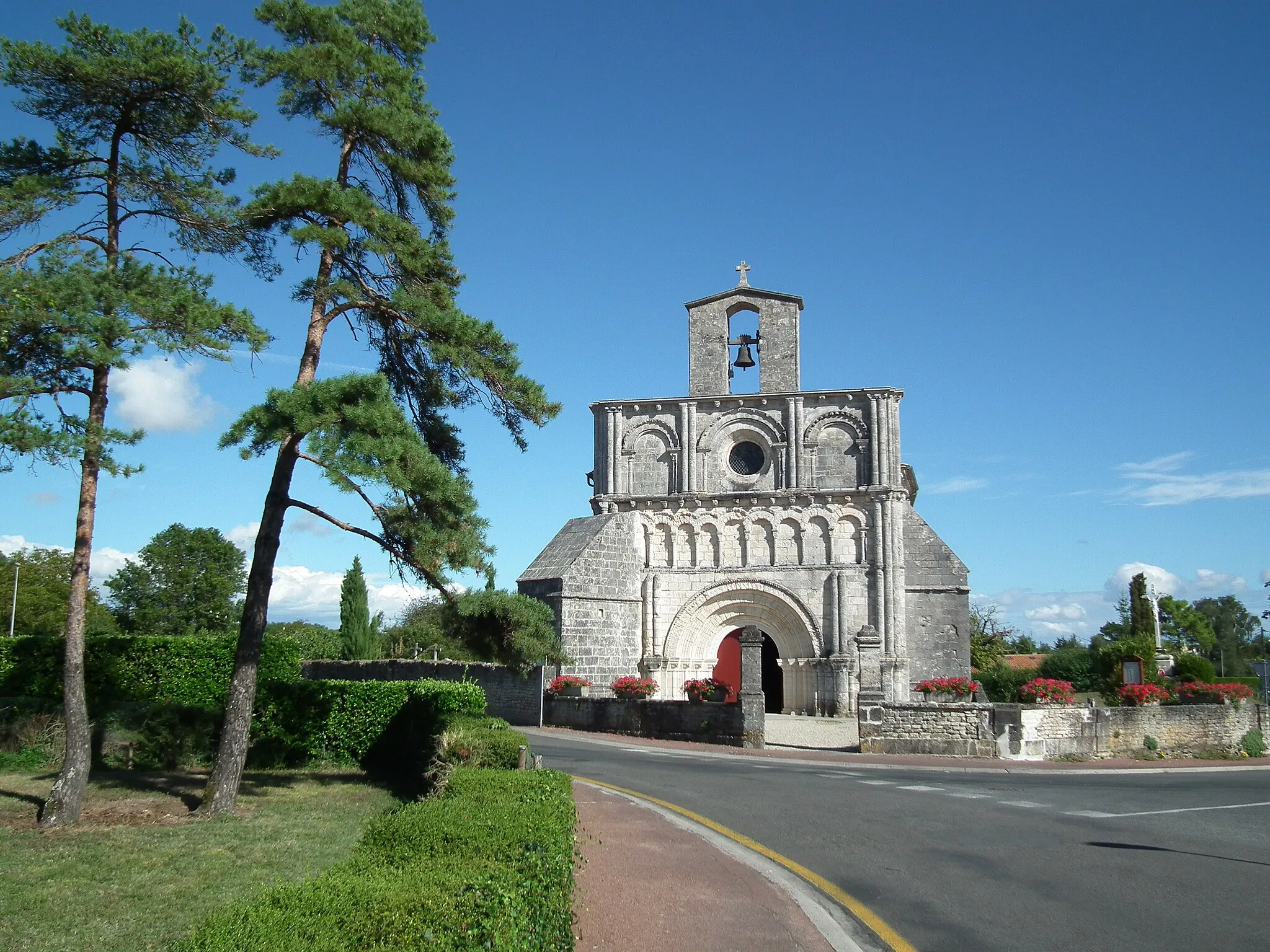 Photo showing: Le carrefour de l'église à Breuillet