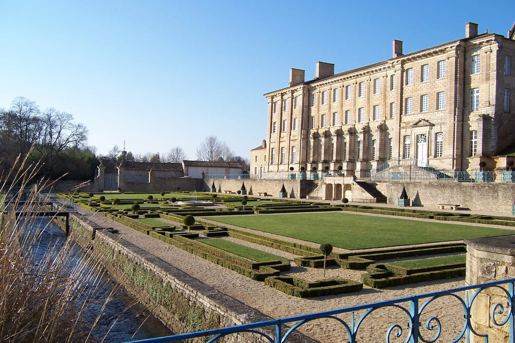 Photo showing: Abbaye royale Notre-Dame et son jardin à la française, ville de Celles sur Belle, département des Deux-Sèvres, France