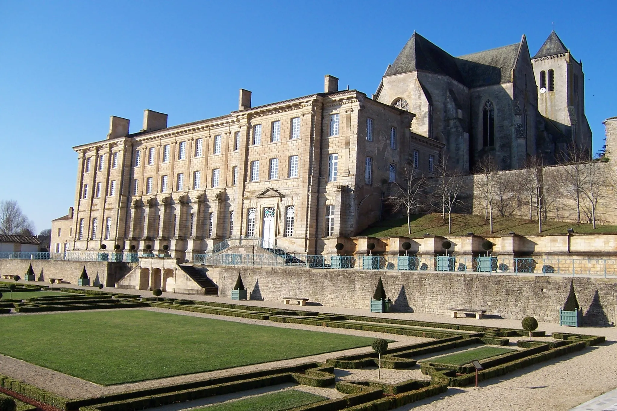 Photo showing: Abbaye royale Notre-Dame et son jardin à la française, ville de Celles sur Belle, département des Deux-Sèvres, France