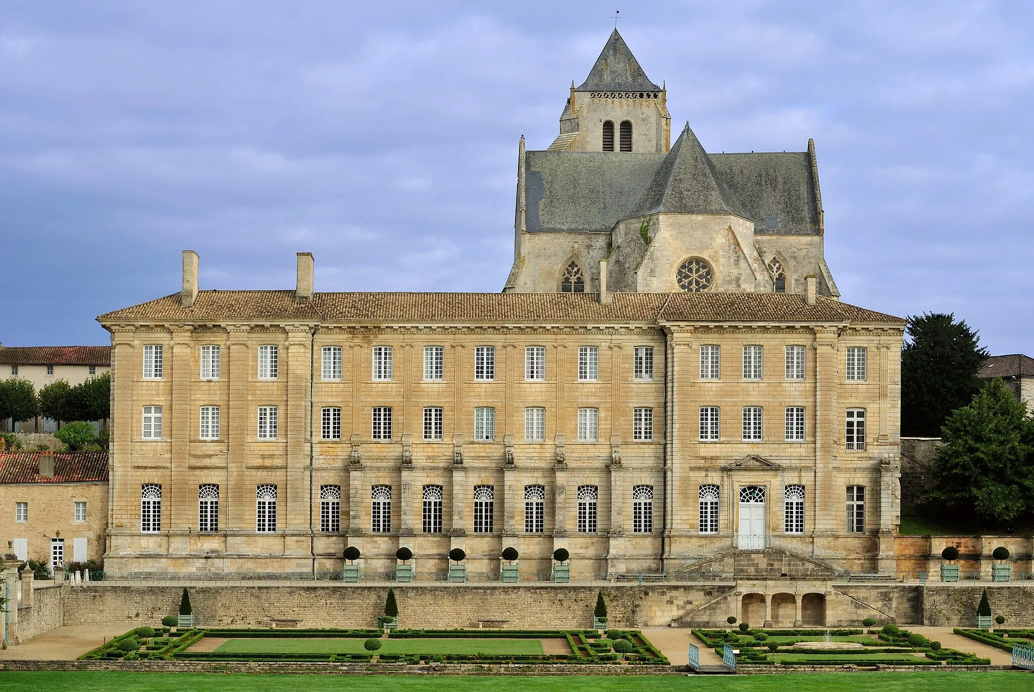 Photo showing: Abbaye royale de Celles-sur-Belle, façade sur jardins, vue vers l'est