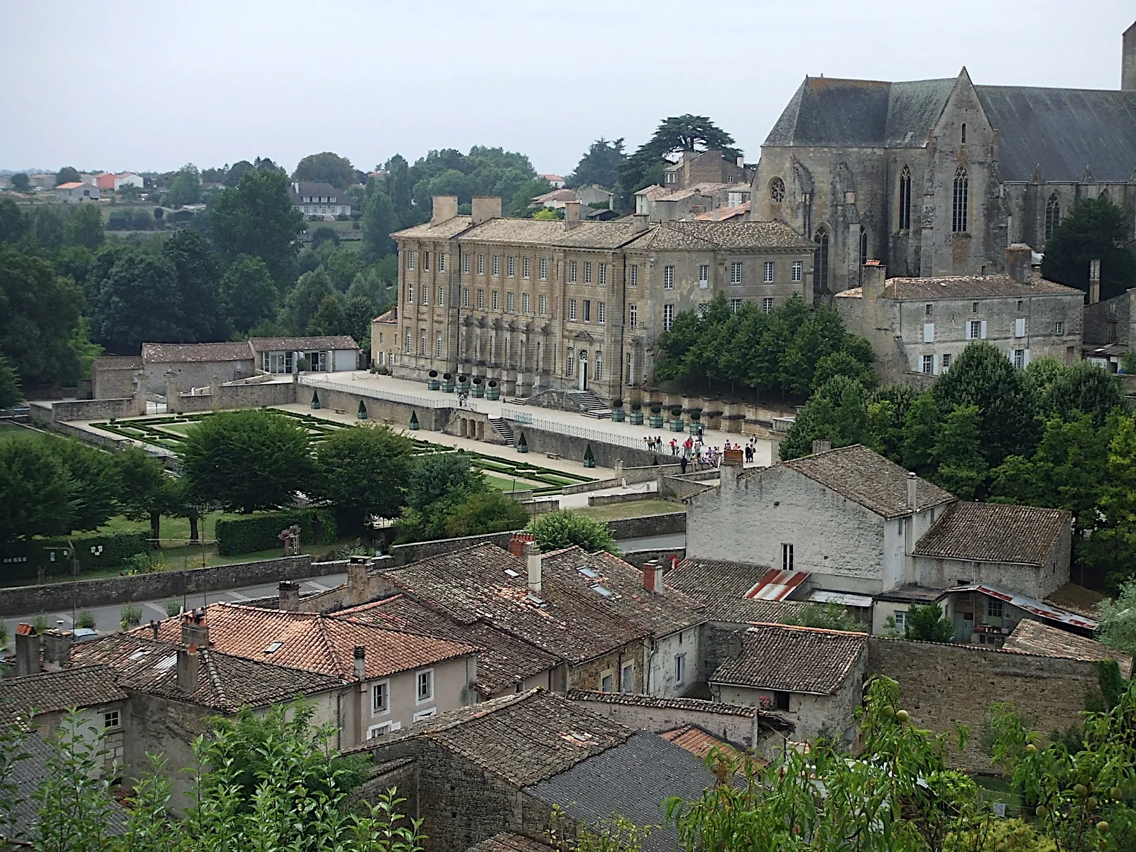 Photo showing: Abbaye royale Notre-Dame et le jardin à la française, ville de Celles sur Belle, département des Deux-Sèvres, France