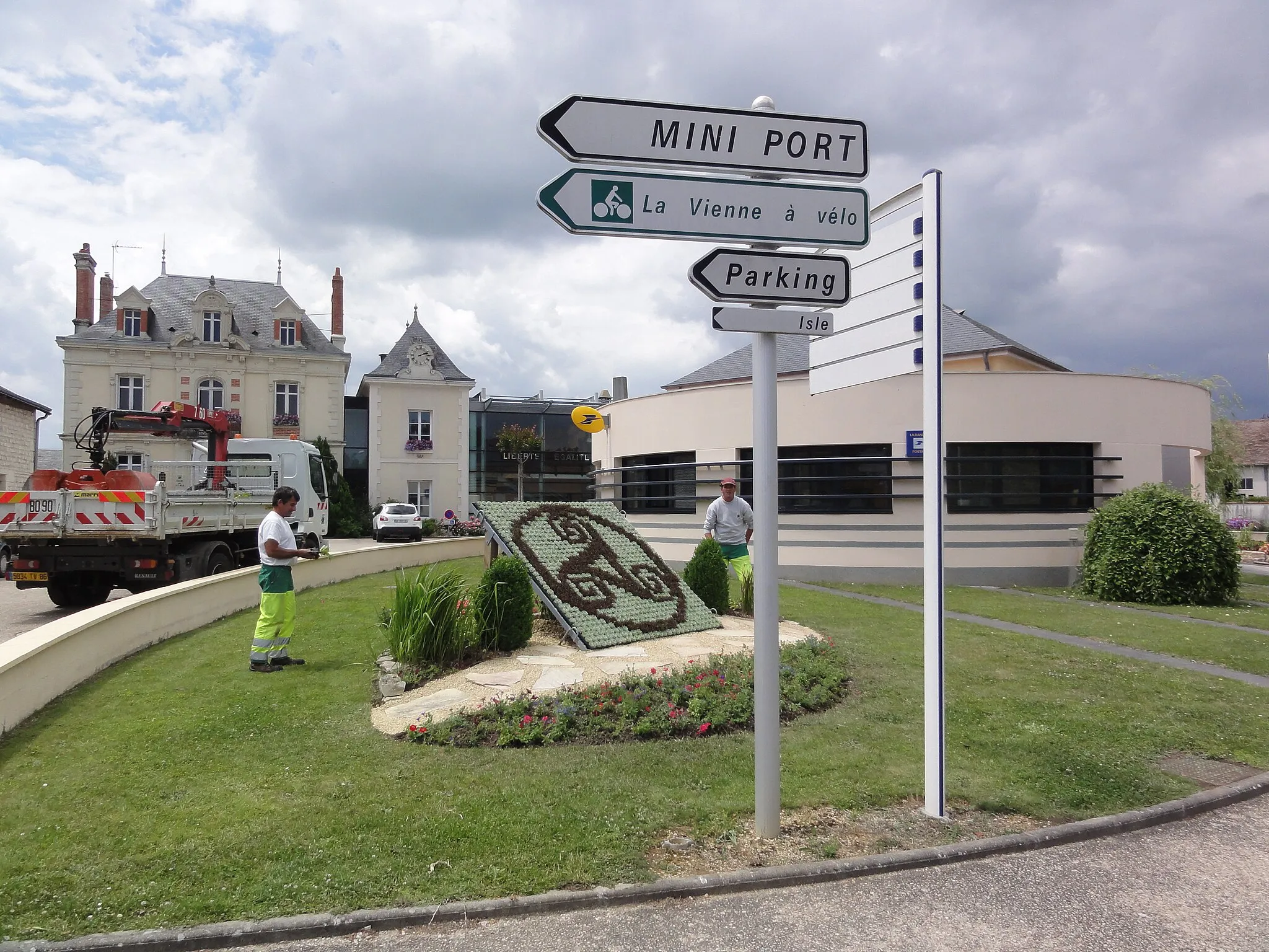 Photo showing: Cenon-sur-Vienne, la Vienne en vélo, place de la Mairie