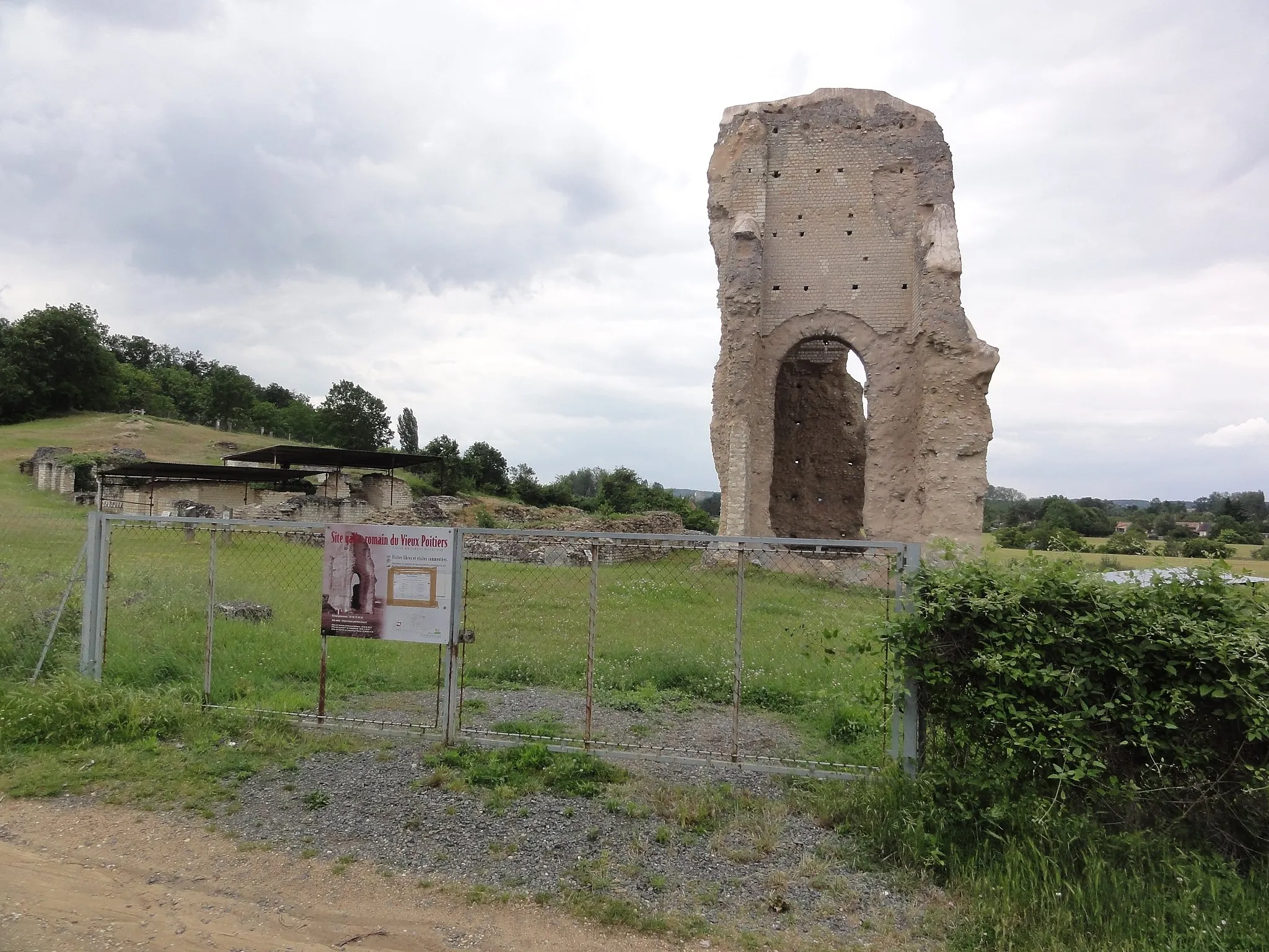 Photo showing: This building is classé au titre des monuments historiques de la France. It is indexed in the base Mérimée, a database of architectural heritage maintained by the French Ministry of Culture, under the reference PA00105563 .