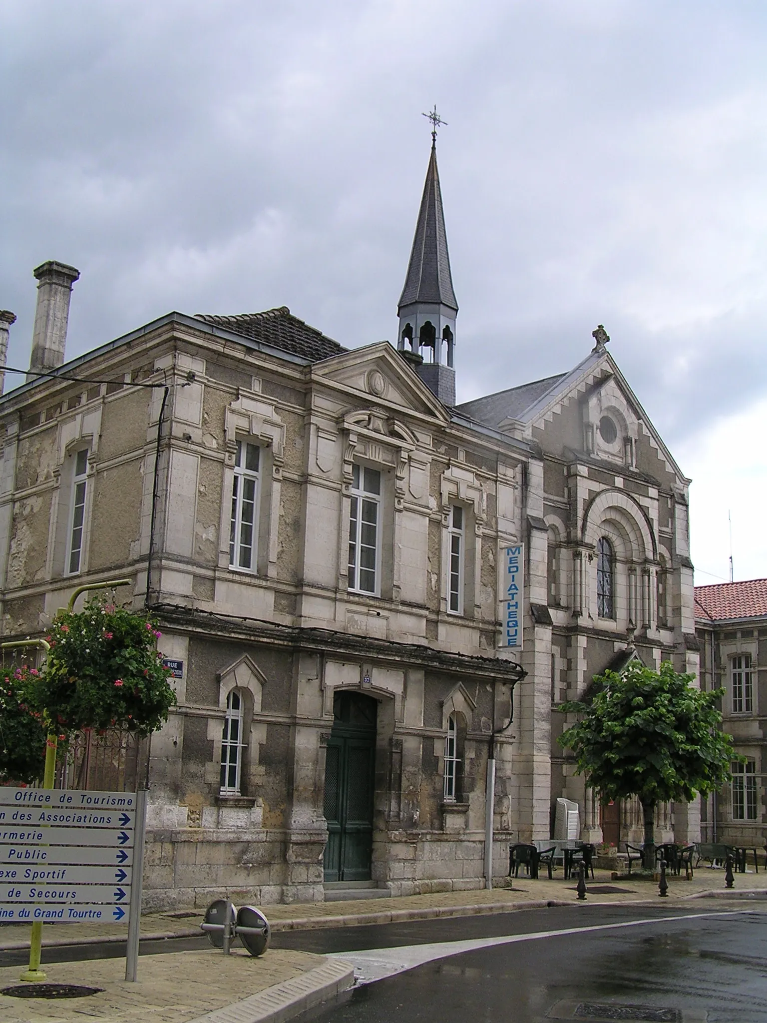 Photo showing: ancienne chapelle de l'hospice, Chalais, Charente, France