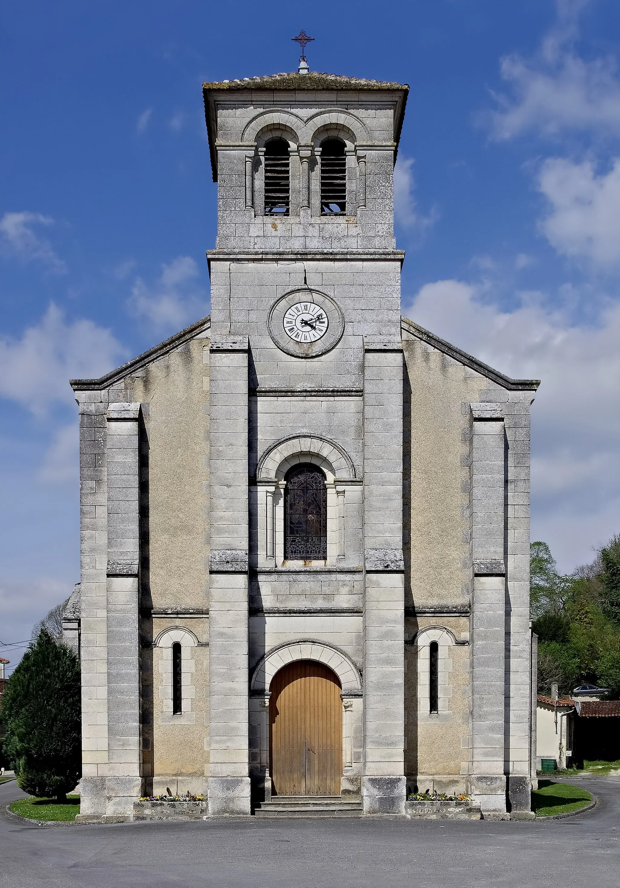 Photo showing: Church of Saint Christopher, Chalais, Charente, France.