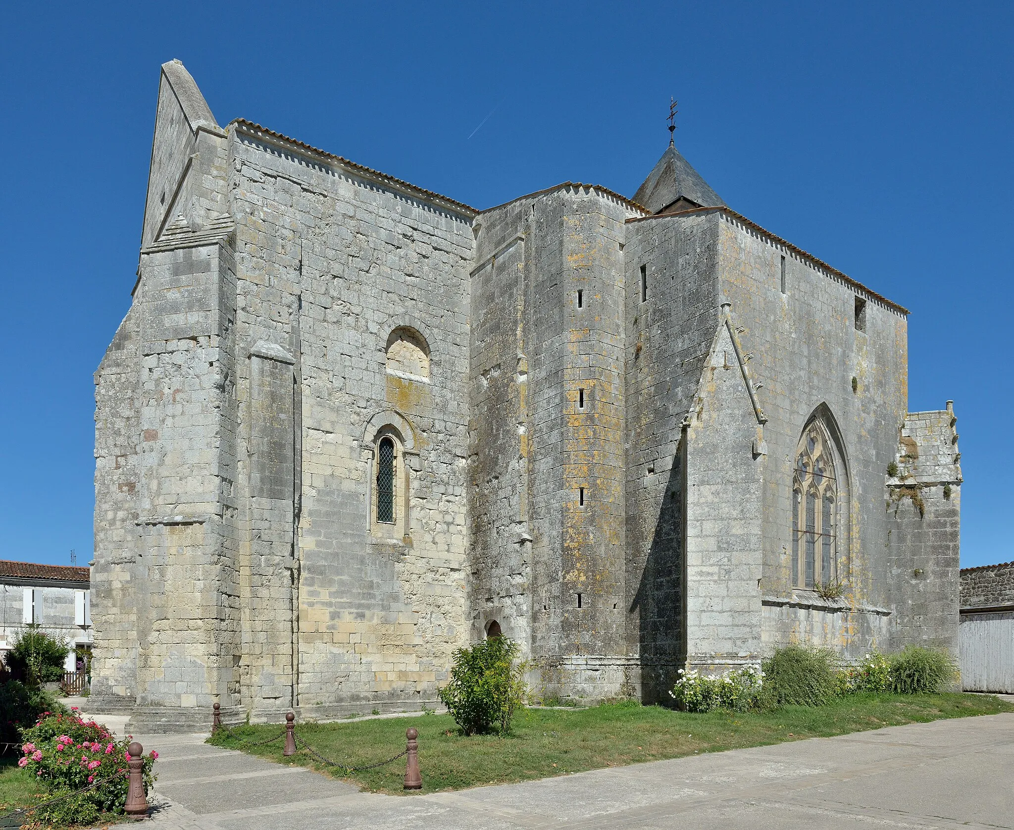 Photo showing: Saint-Pierre church in Chaniers in France