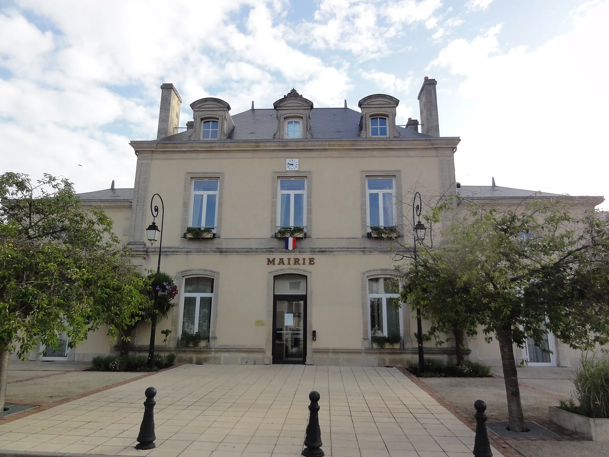 Photo showing: Town hall of Chasseneuil-du-Poitou