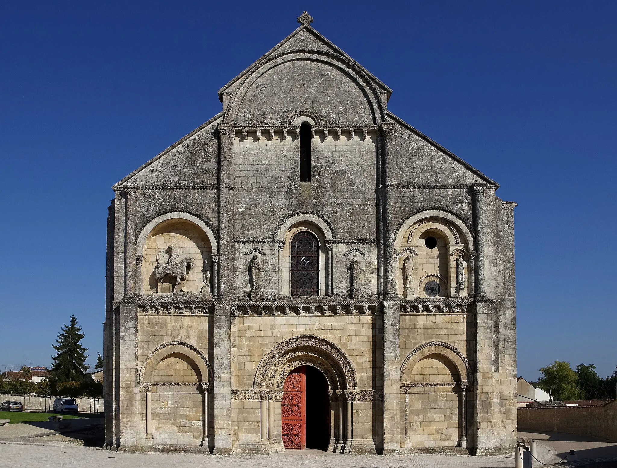 Photo showing: Facade of Saint-Pierre church, Châteauneuf-sur-Charente, France.