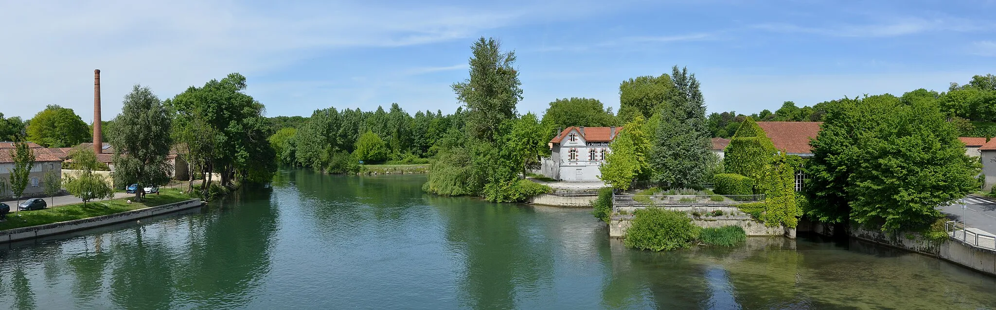 Photo showing: View of the river Charente from the Pont-Neuf, looking NNE, Cognac, Charente, France.