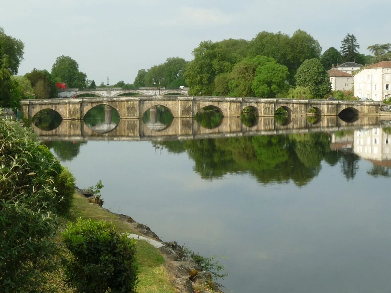 Photo showing: Pont-Neuf et Pont-Vieux, Confolens (Charente, France)