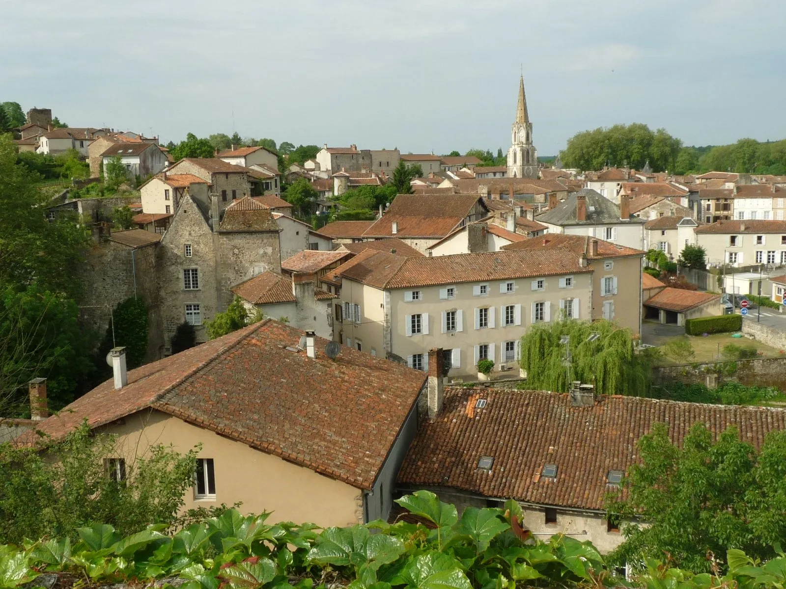 Photo showing: vue de Confolens (Charente, France) depuis la colline Ste-Catherine