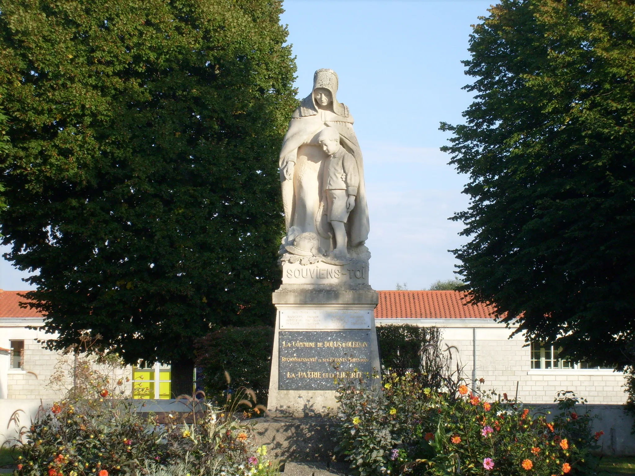 Photo showing: Le monuments aux morts de Dolus d'Oléron