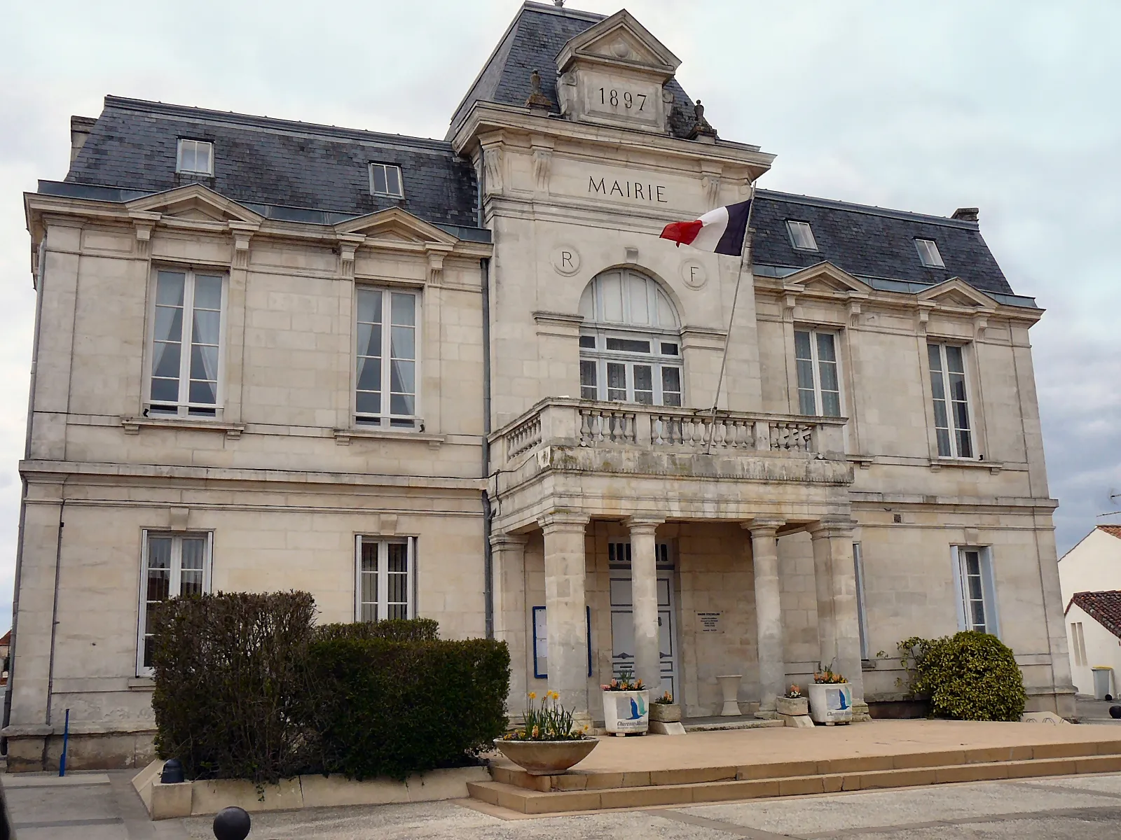 Photo showing: Town hall in Échillais, Charente-Maritime, Poitou-Charentes, France, Europe.
