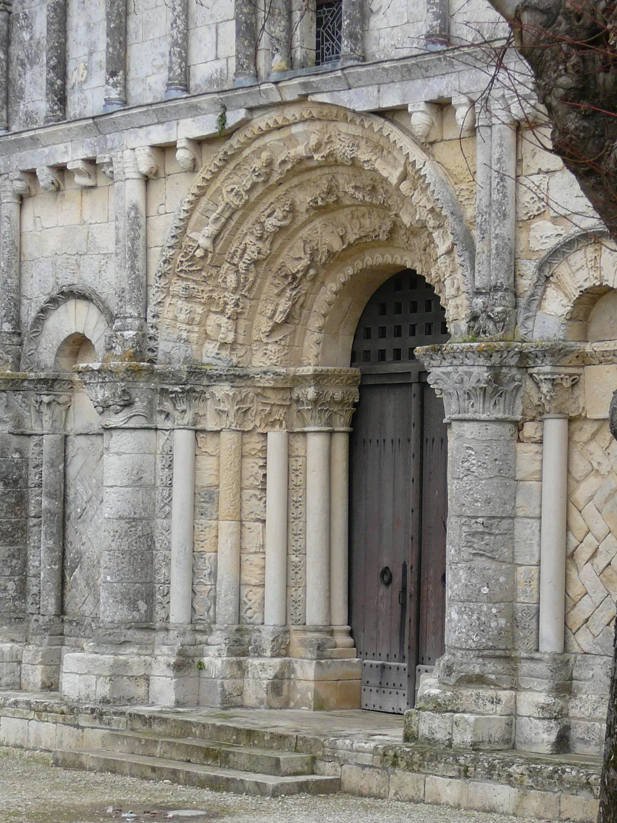 Photo showing: Romanesque church - XIIe s - in Échillais, Charente-Maritime, Poitou-Charentes, France, Europe. Front door.