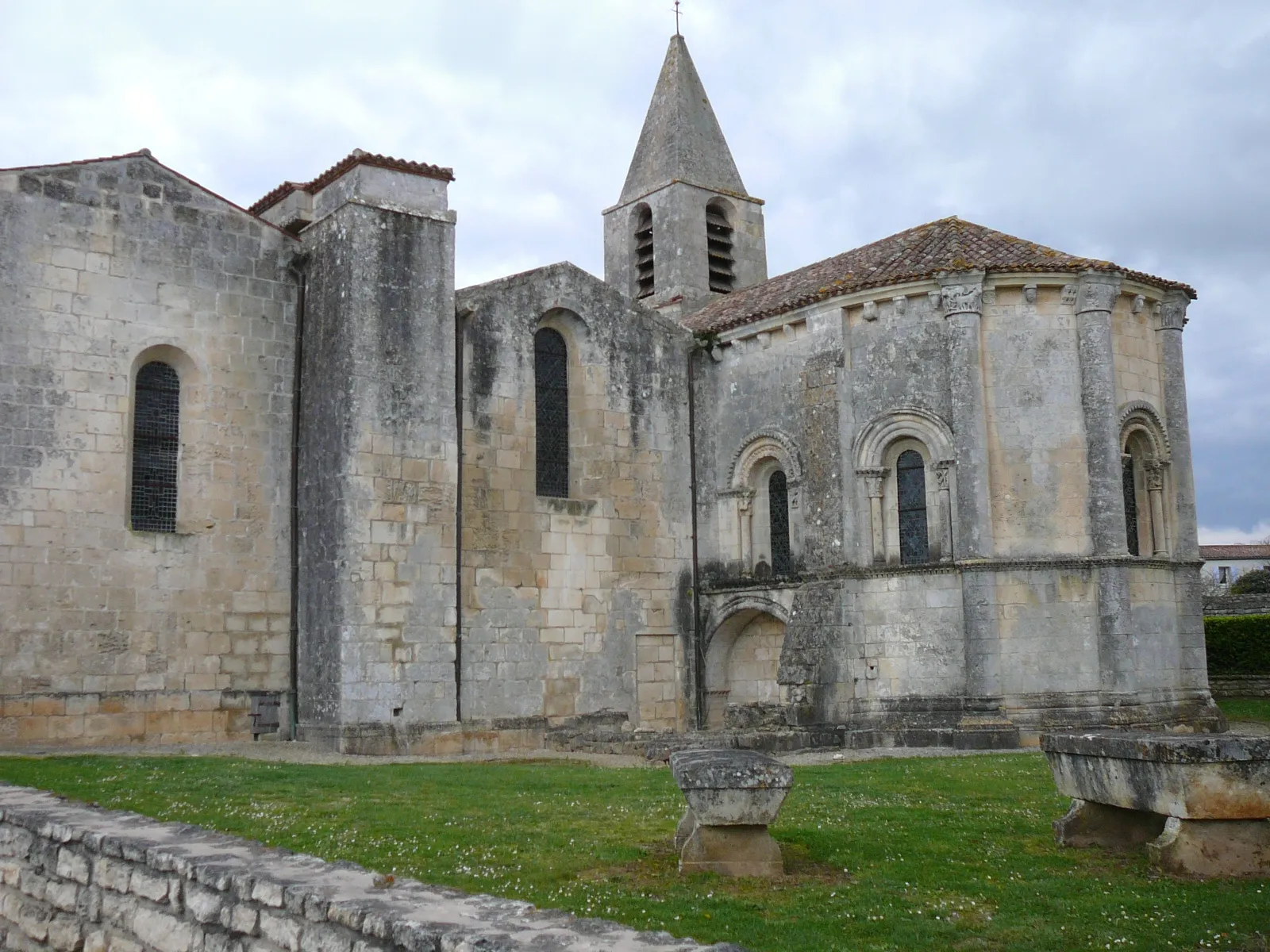 Photo showing: Romanesque church - XIIe s - in Échillais, Charente-Maritime, Poitou-Charentes, France, Europe. Back side.