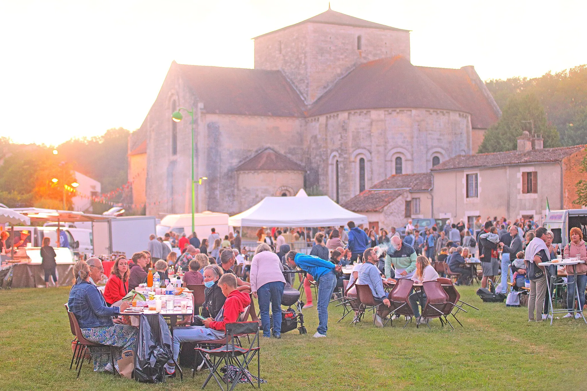 Photo showing: Aperçu du marché des producteurs de la ville de Fontaine-le-Comte et de son abbaye Augustine.