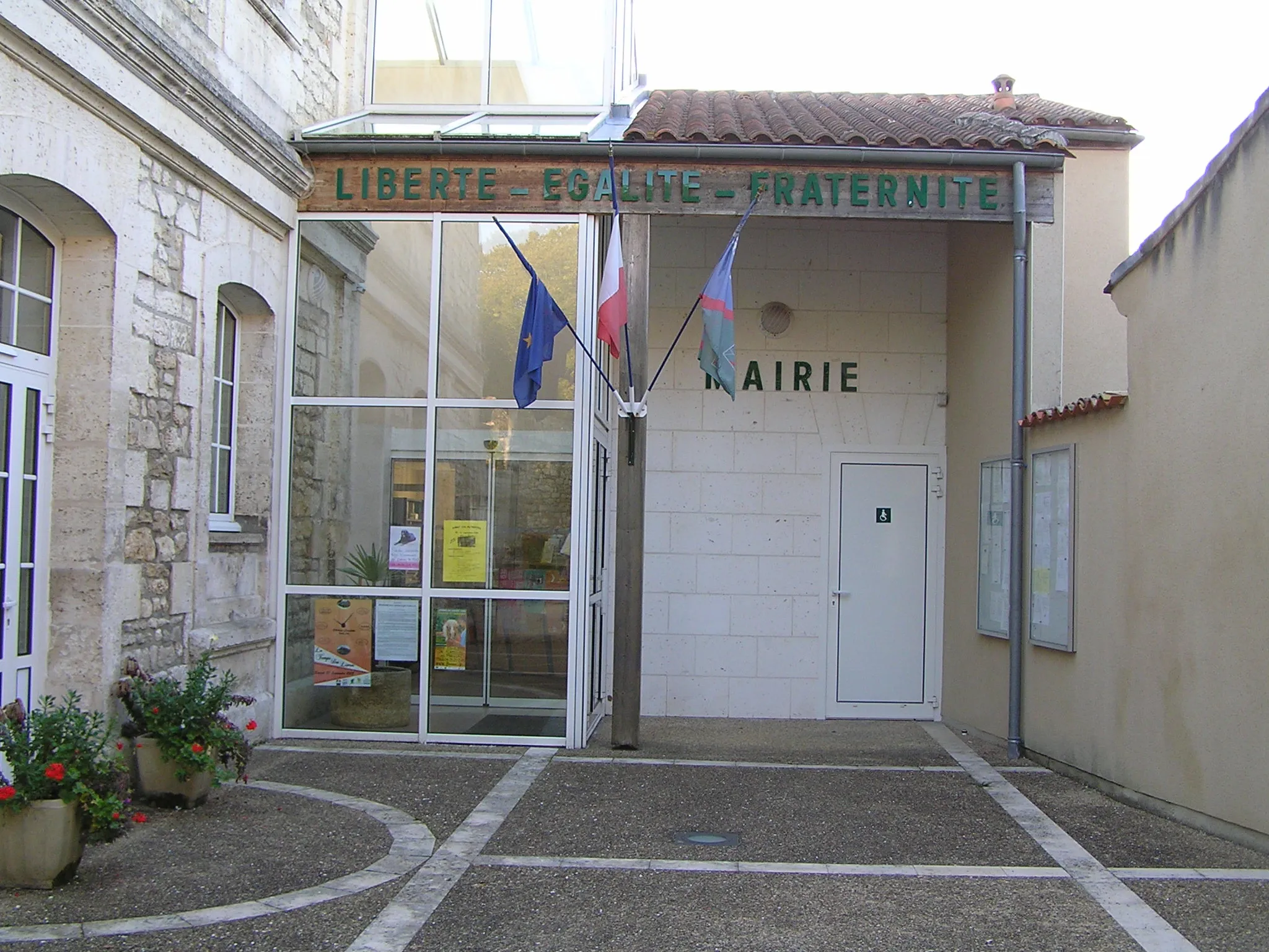 Photo showing: mairie de Garat (Charente)