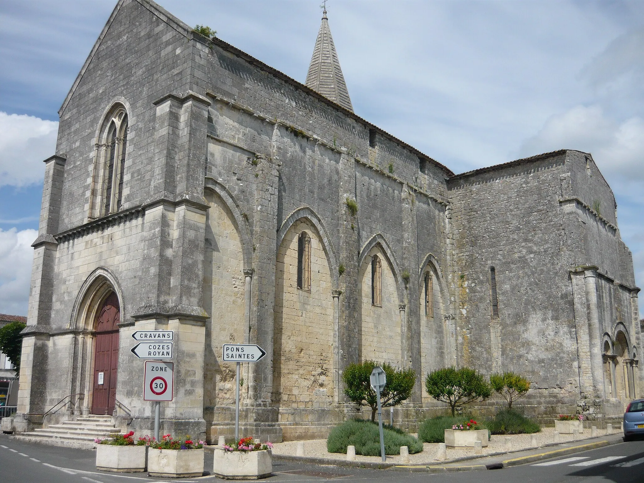 Photo showing: Vue sur l'église romane côté sud de Gémozac (17).