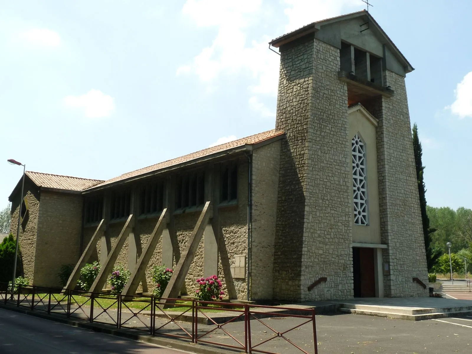 Photo showing: Church of Gond-Pontouvre, Charente, France